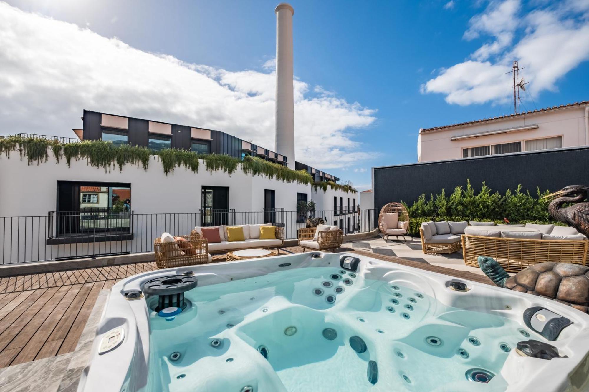 Jacuzzi, Terrace & Infinity Pool At Savoy Insular Apartment