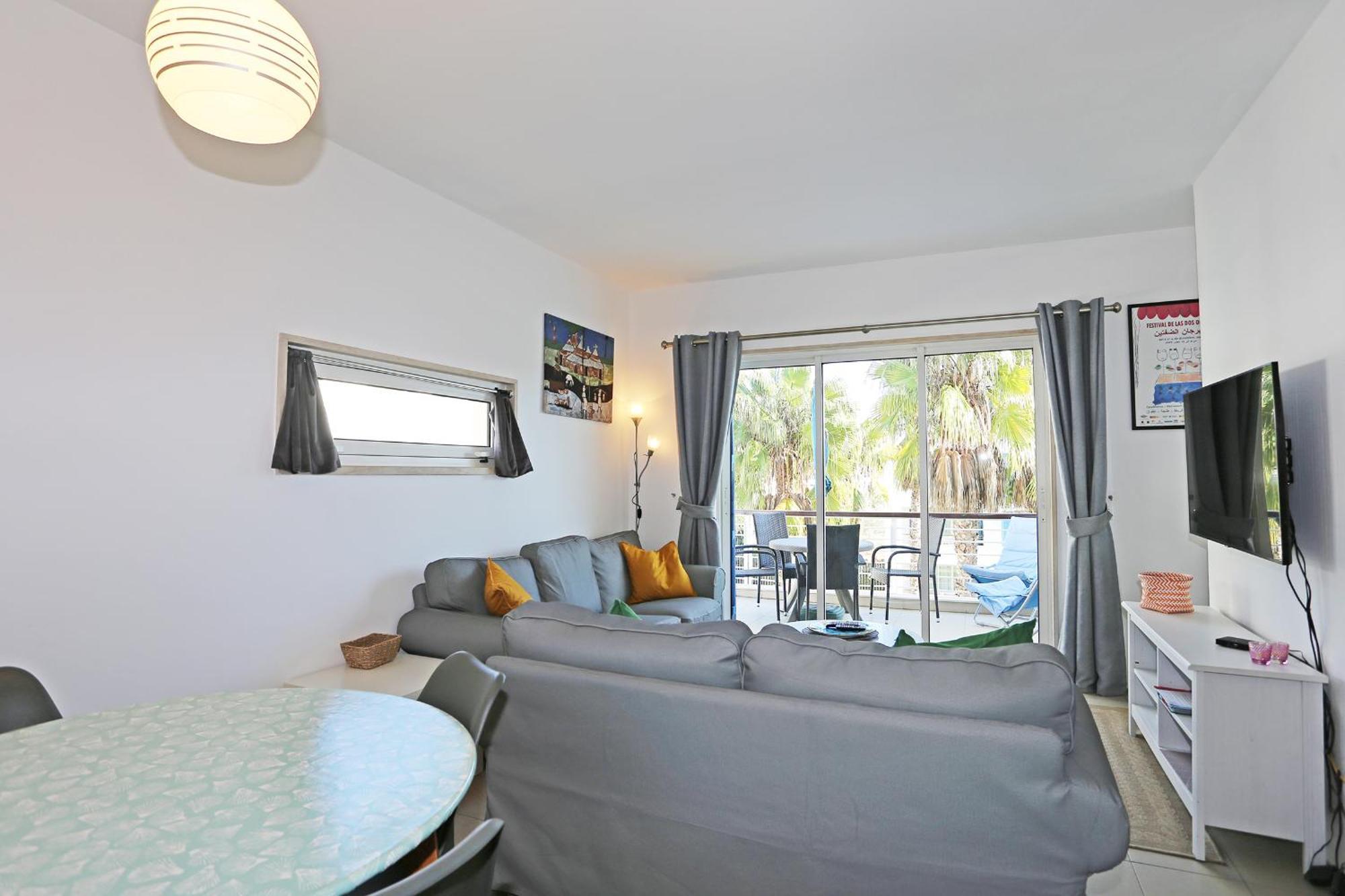 B06 - Top-floor Marina 2 Bed Apartment