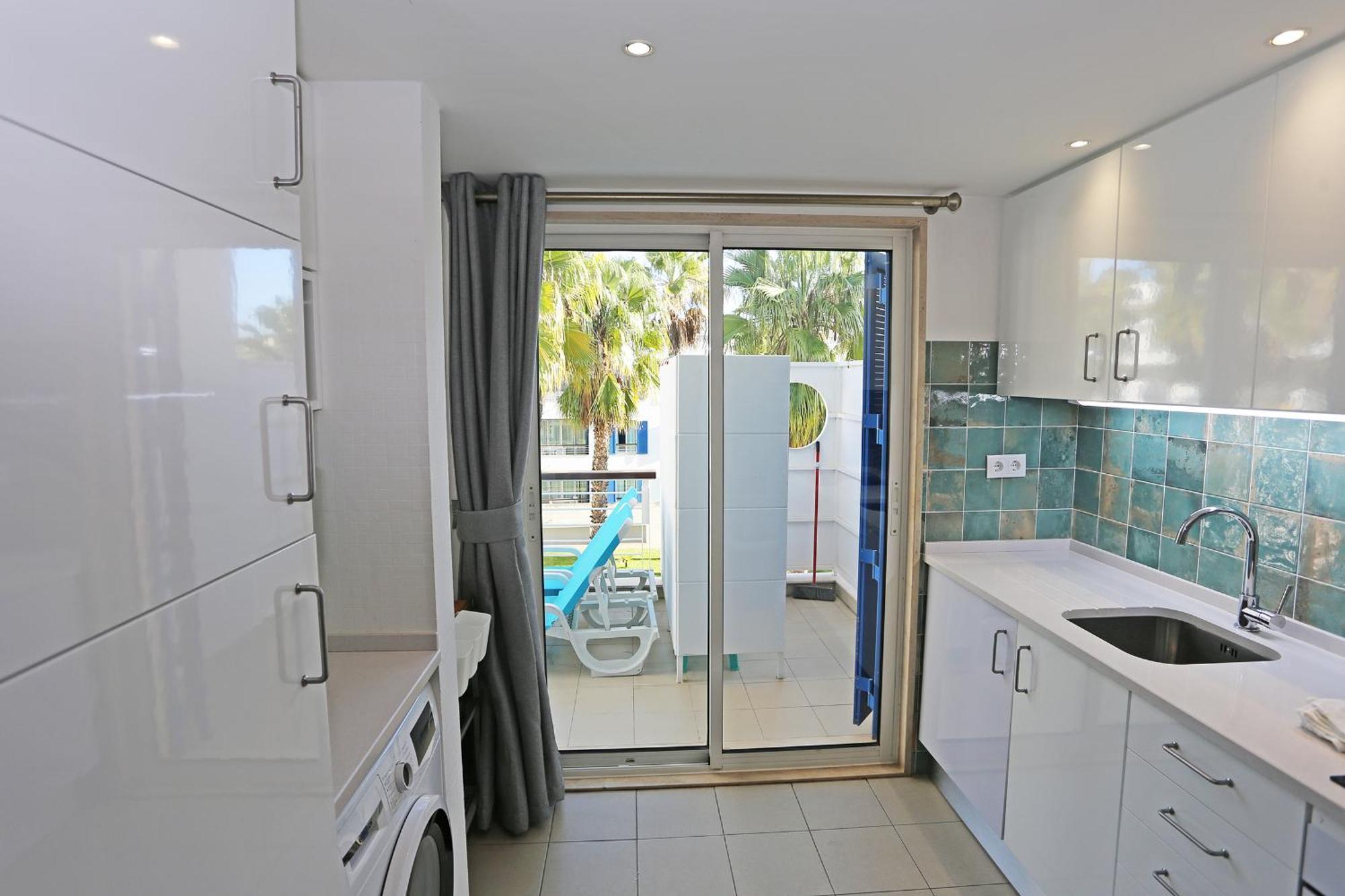 B06 - Top-floor Marina 2 Bed Apartment