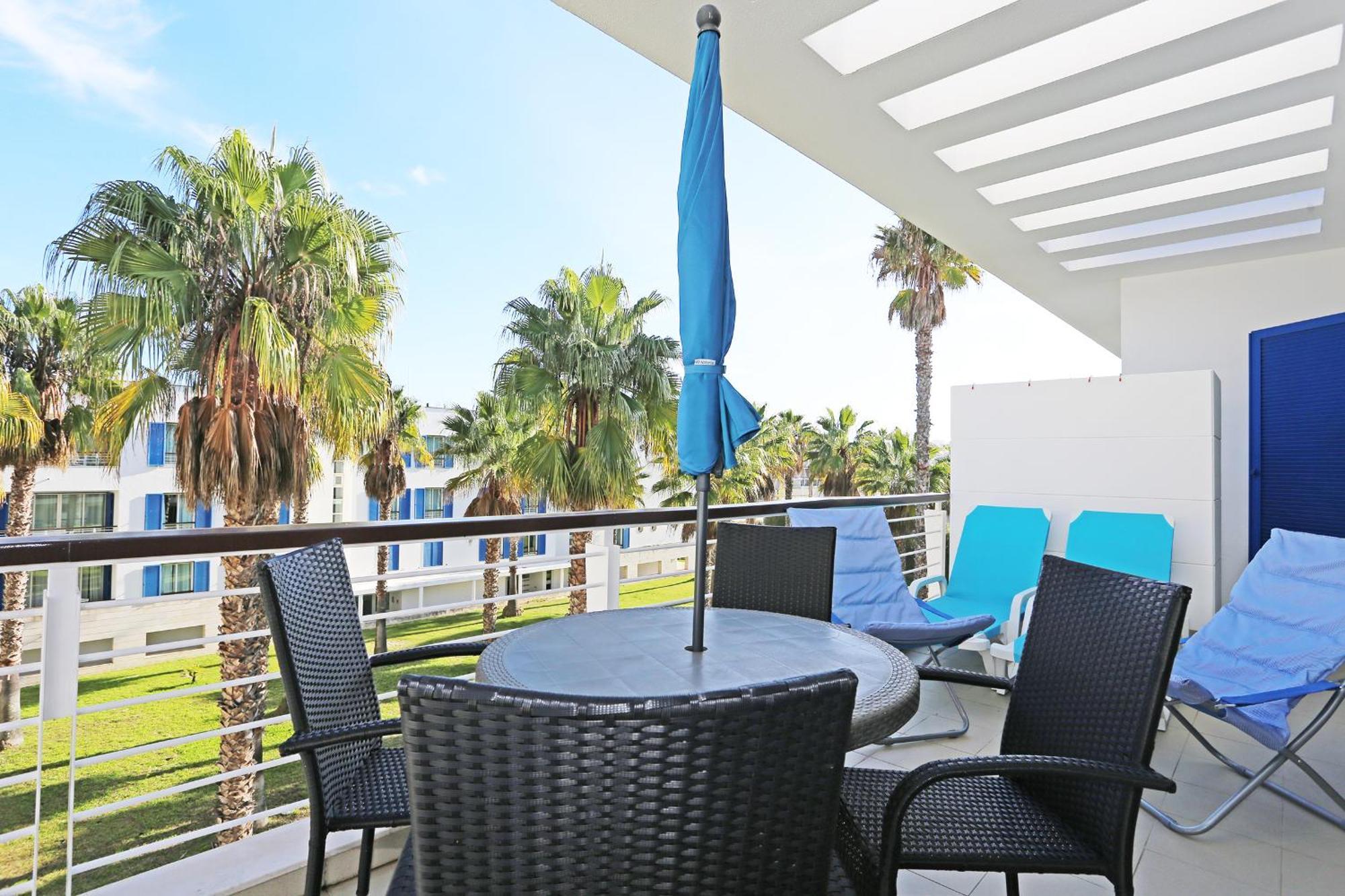 B06 - Top-floor Marina 2 Bed Apartment *