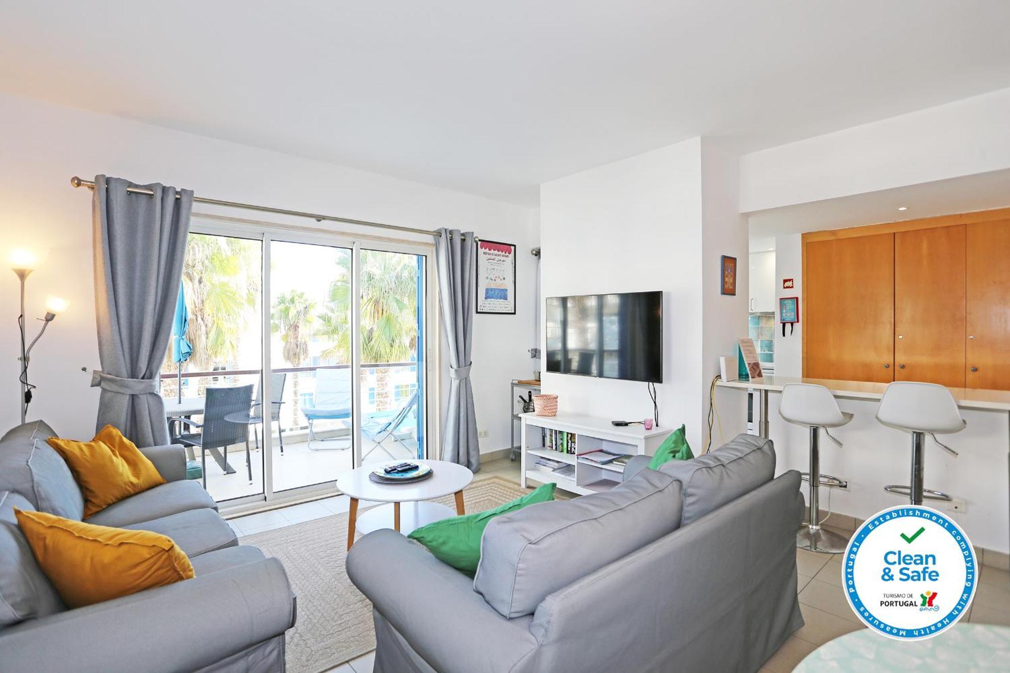 B06 - Top-floor Marina 2 Bed Lagos