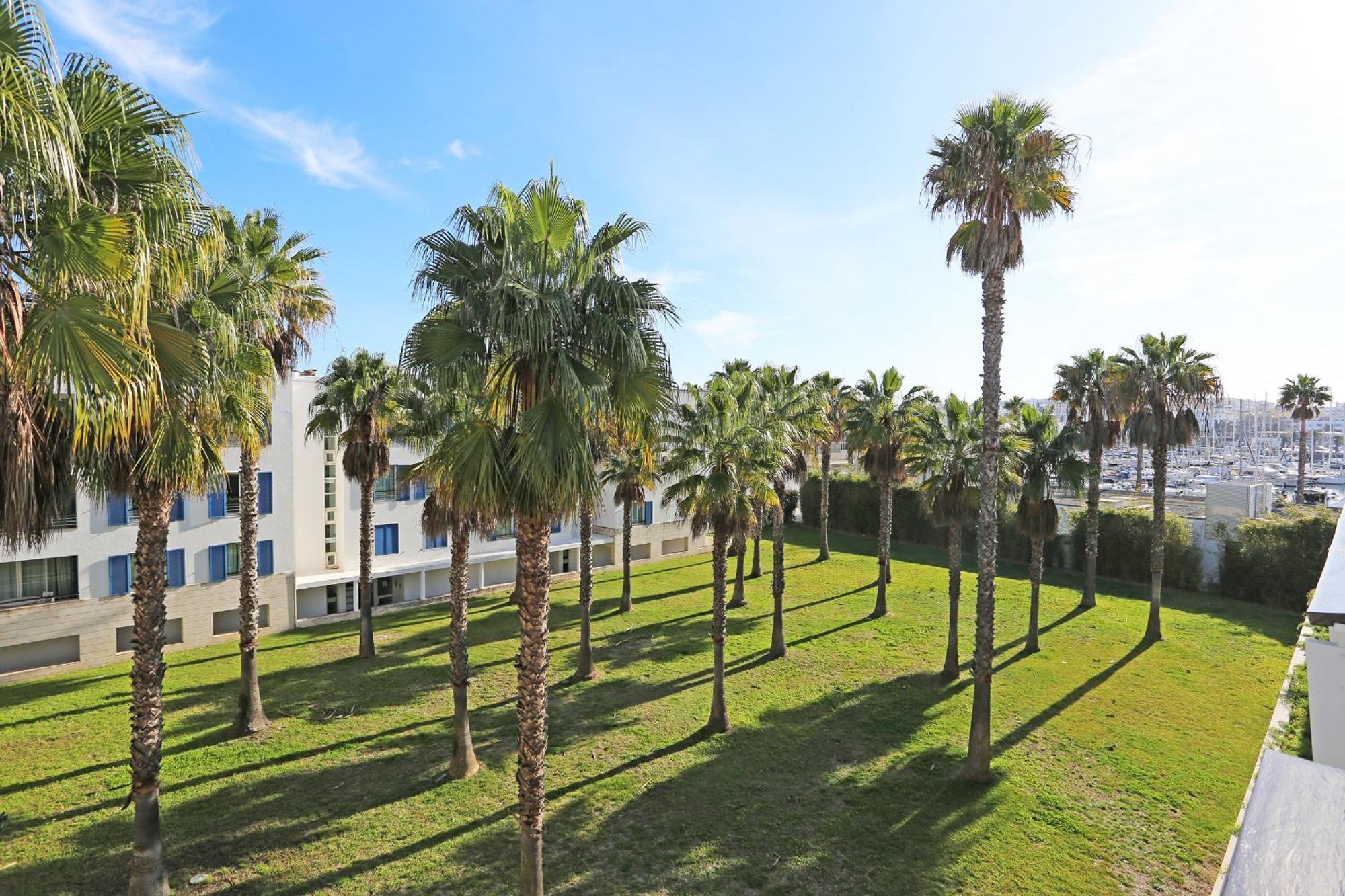 B06 - Top-floor Marina 2 Bed Apartment