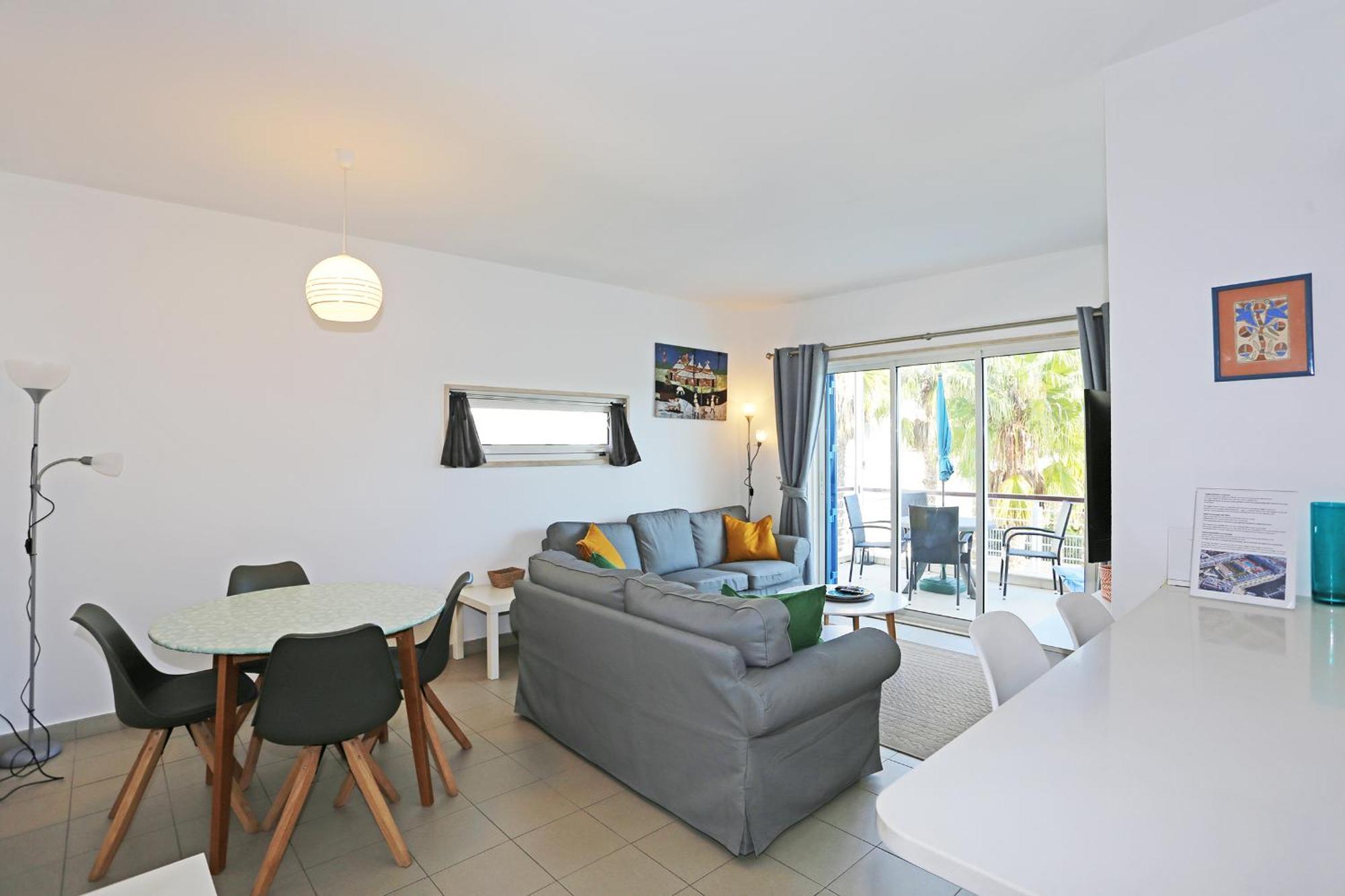 B06 - Top-floor Marina 2 Bed Apartment *