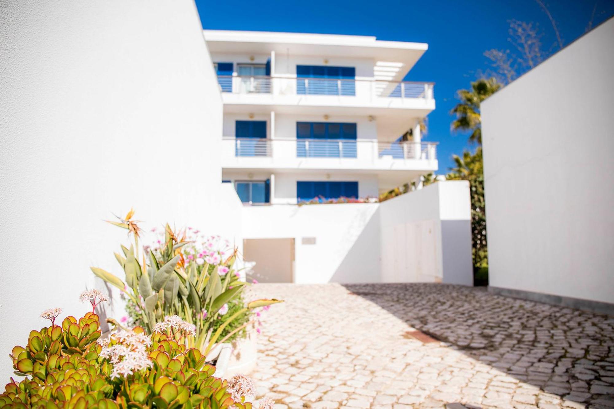 B06 - Top-floor Marina Club 2 Bed Apartment. *
