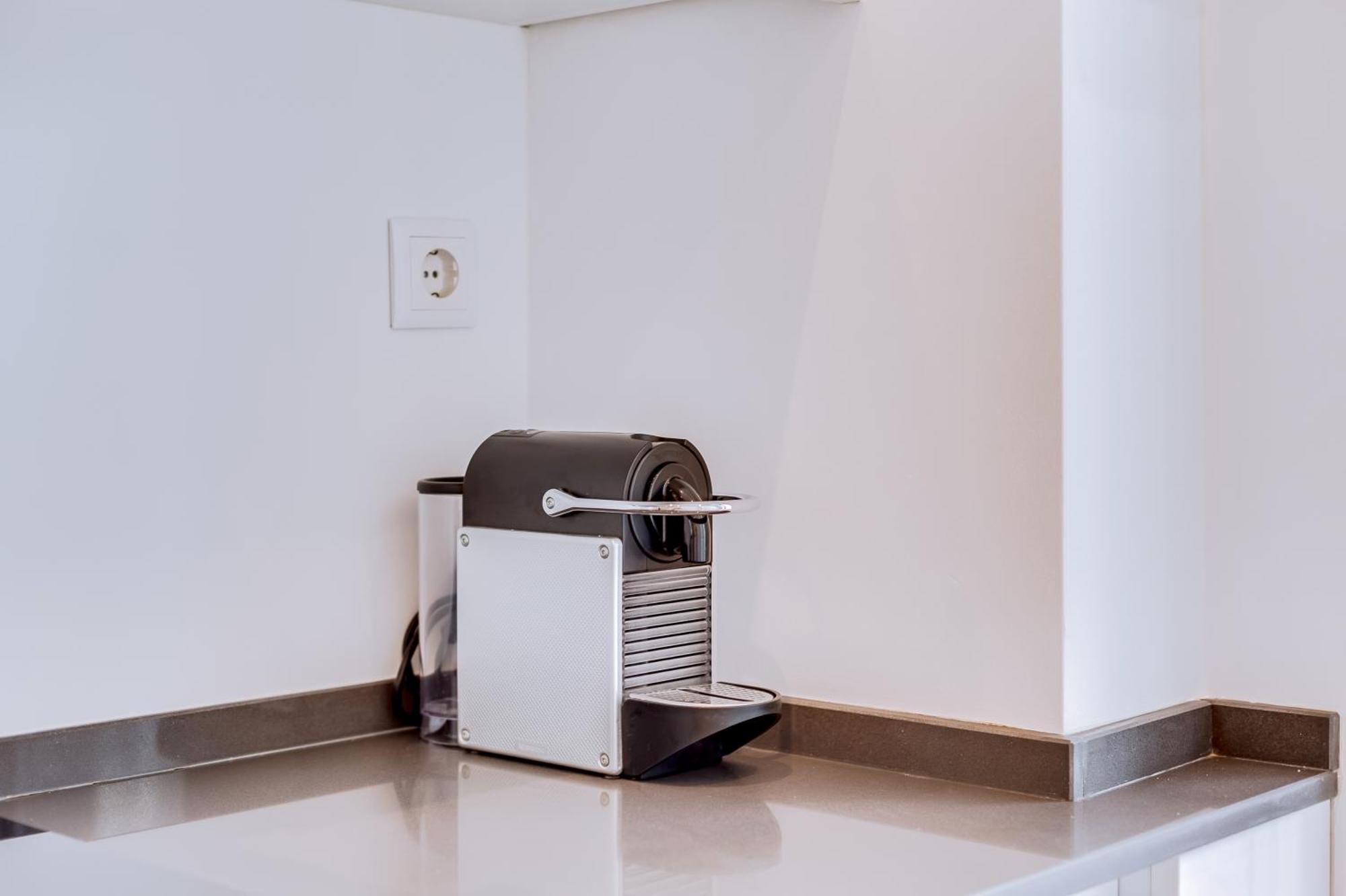 Al - Egas Moniz Apartment *
