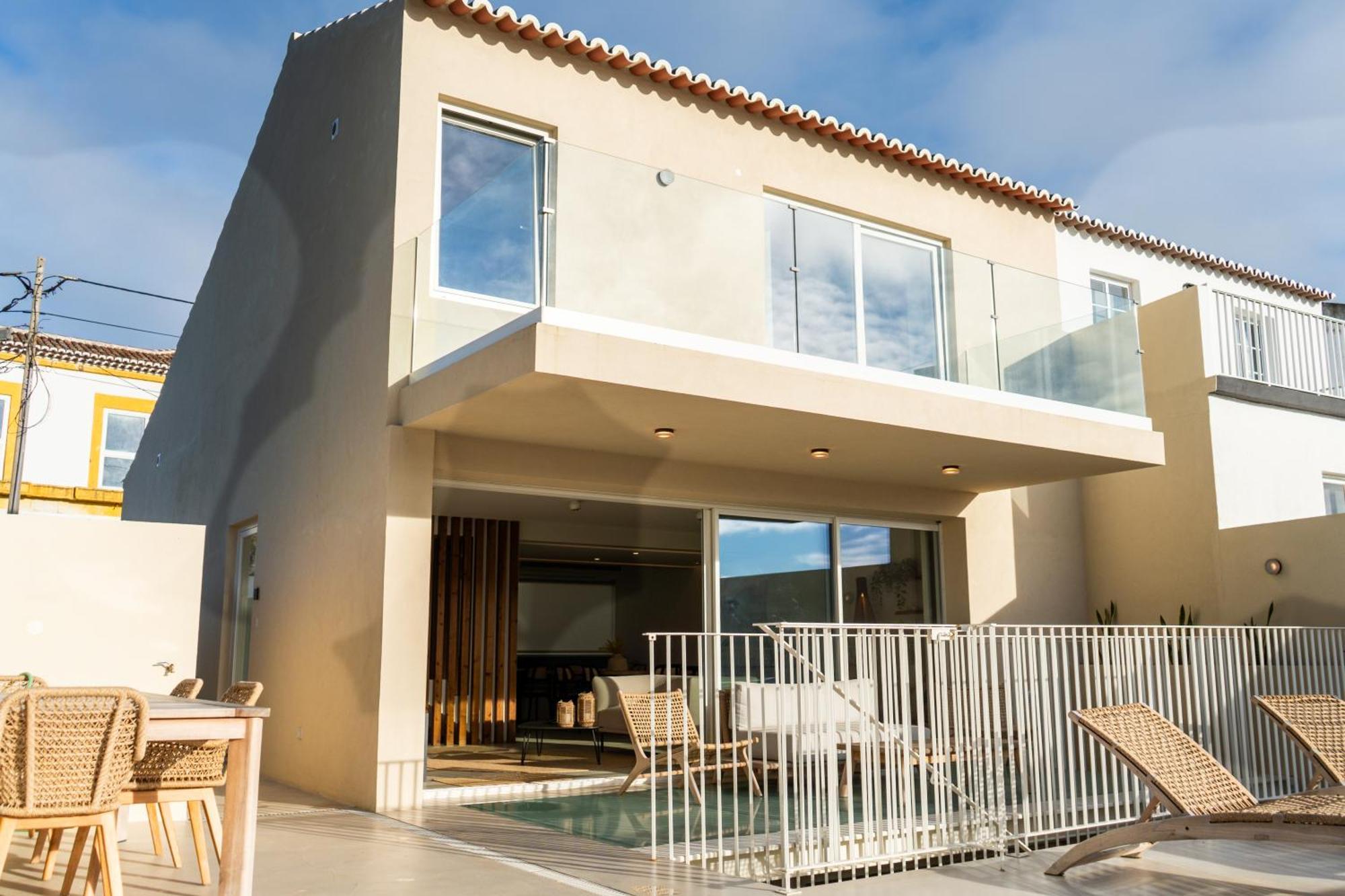 Silveira Bay Lounge Retreat
