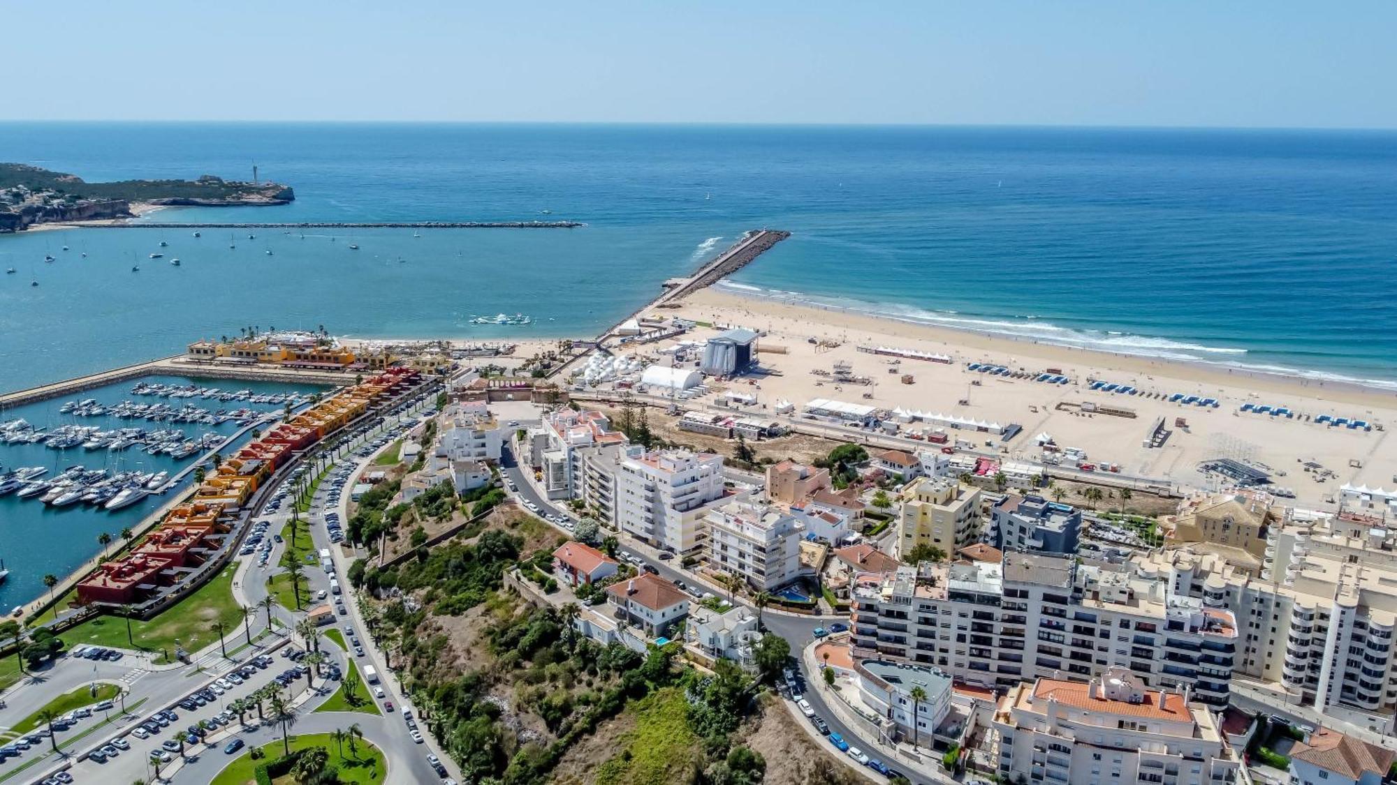 Spectacular 2 Bed Apartment, Huge Terrace And Sea View