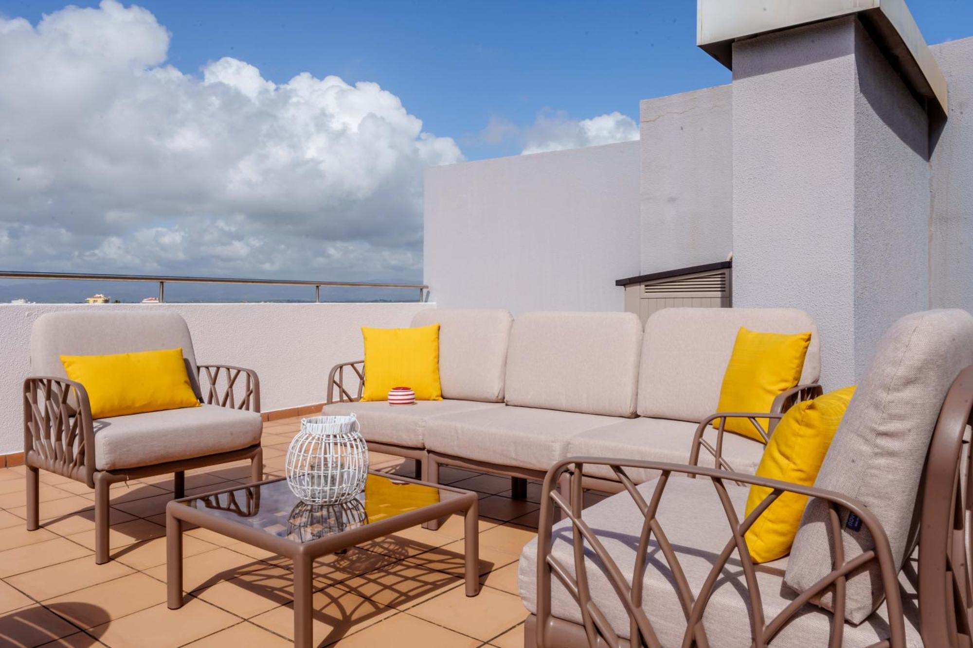 Spectacular 2 Bed Apartment, Huge Terrace And Sea View *
