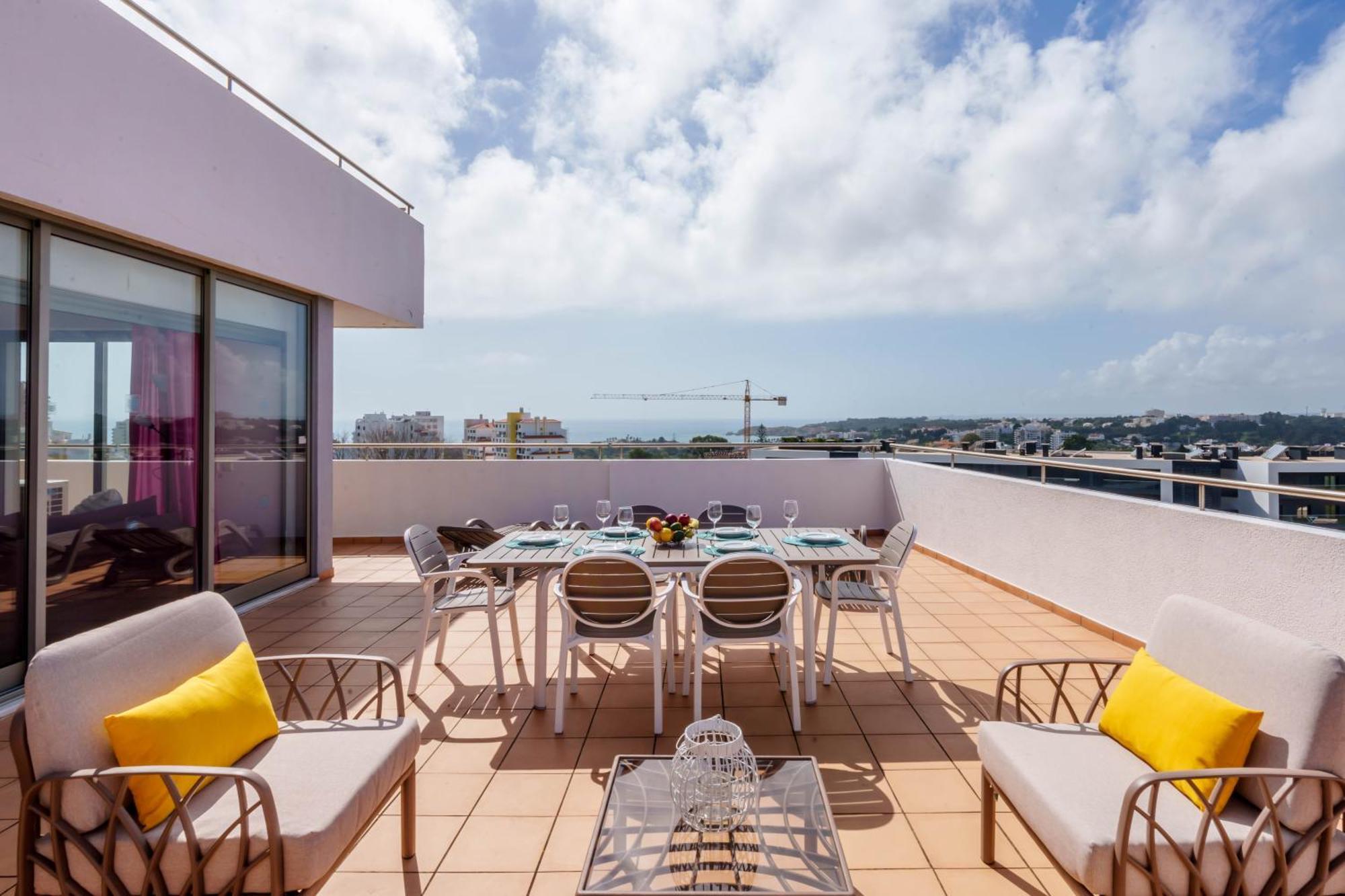 Spectacular 2 Bed Apartment, Huge Terrace And Sea View