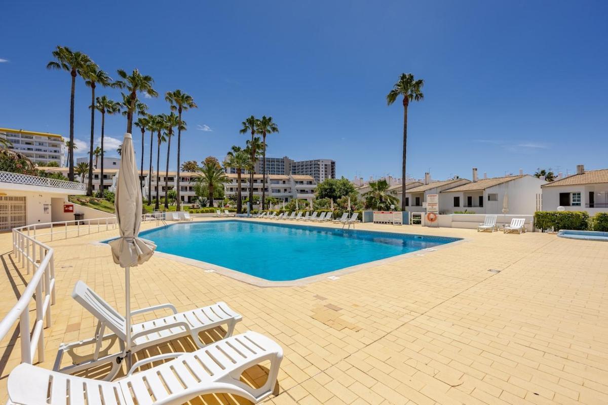 Stylish Sunny With Pool At Alba Apartment