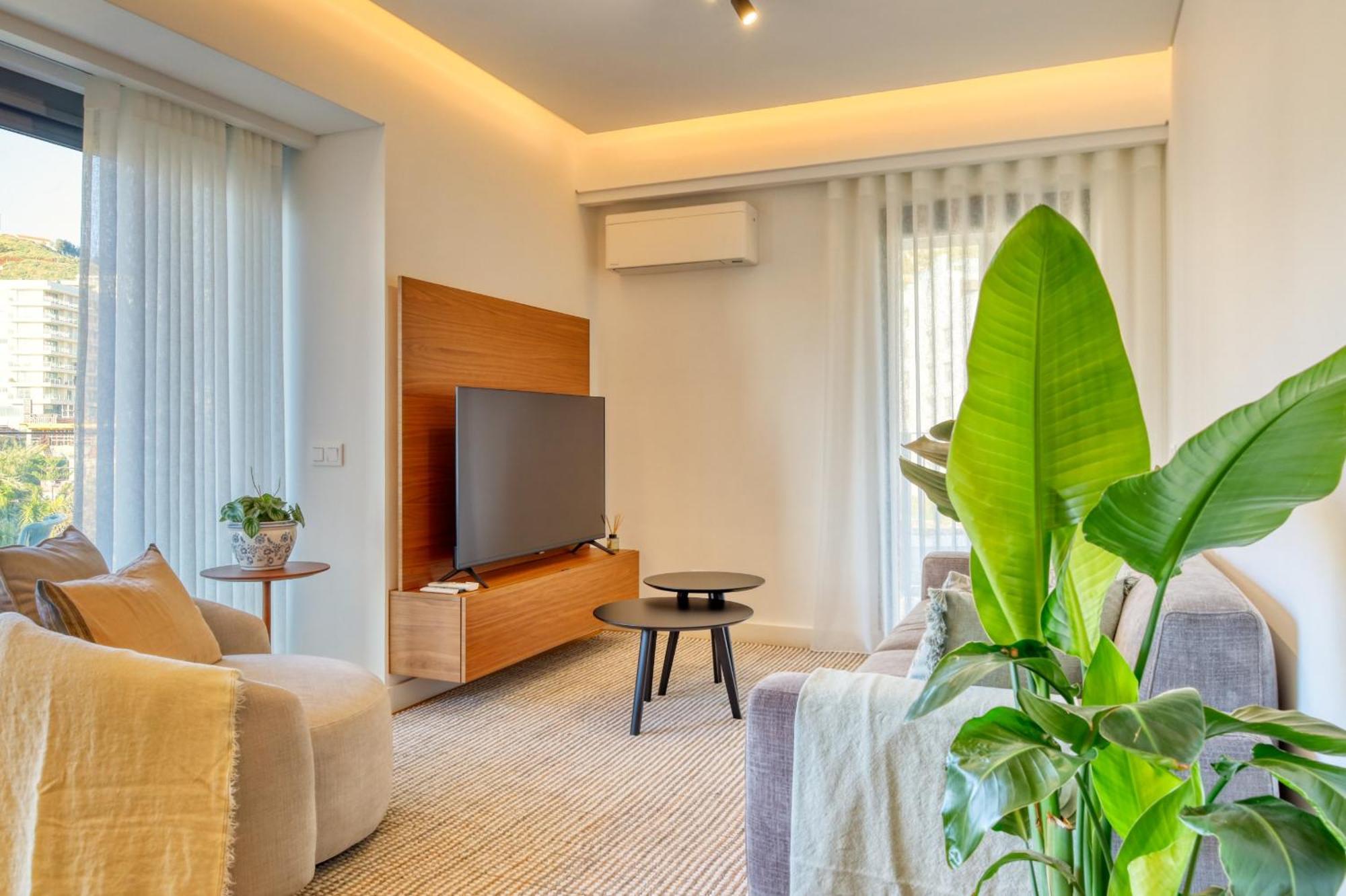 Acqua Blue, A In Madeira Apartment *