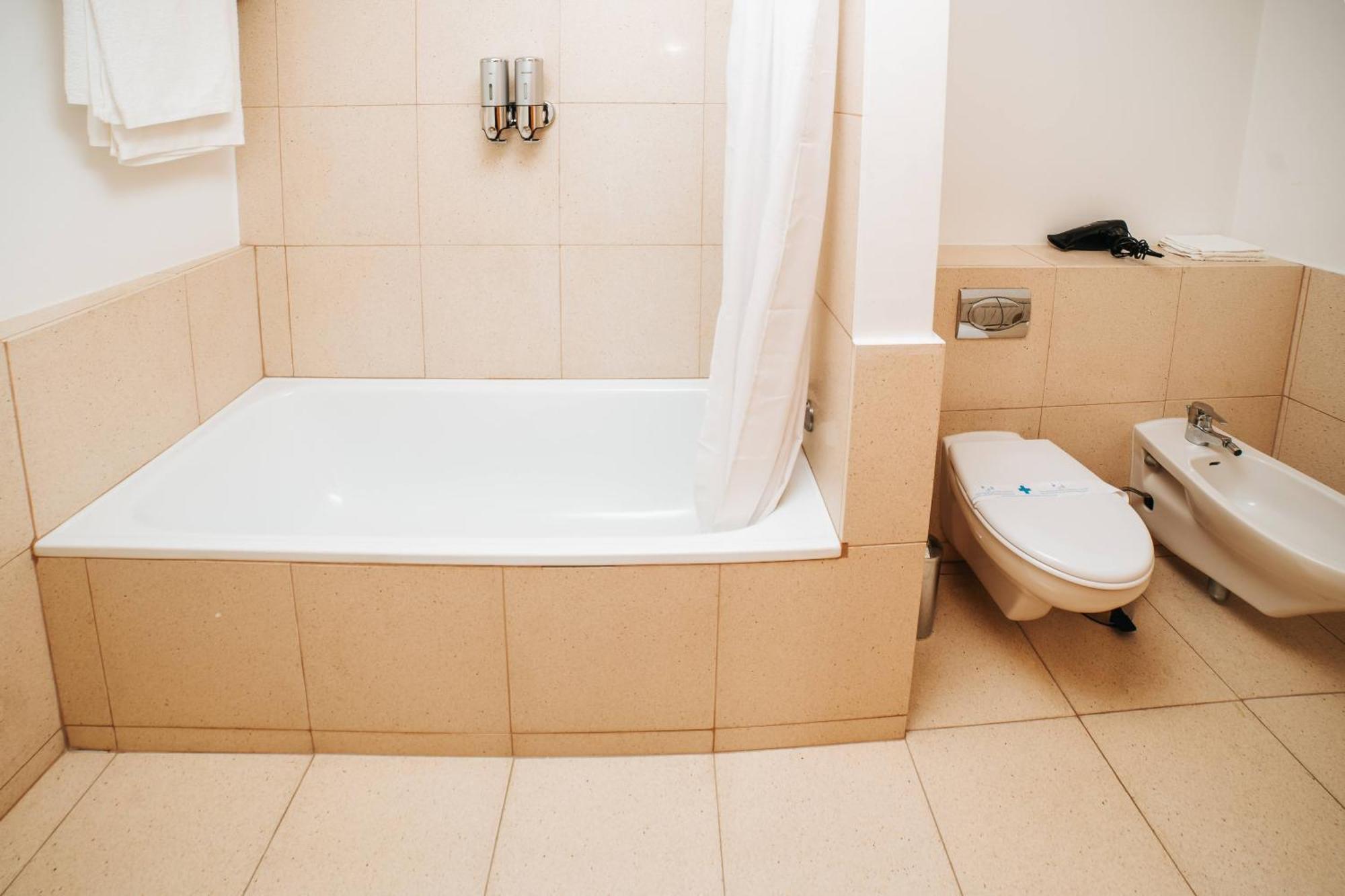Hotel Duplo Com Jardim E Piscina