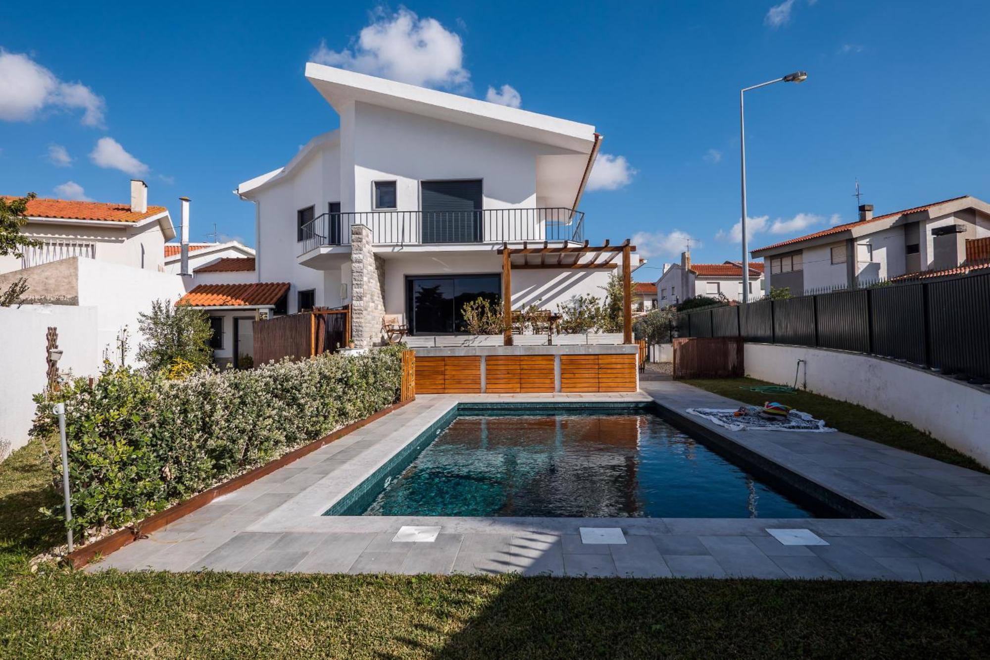 Beguest Sun & Pool House Parede