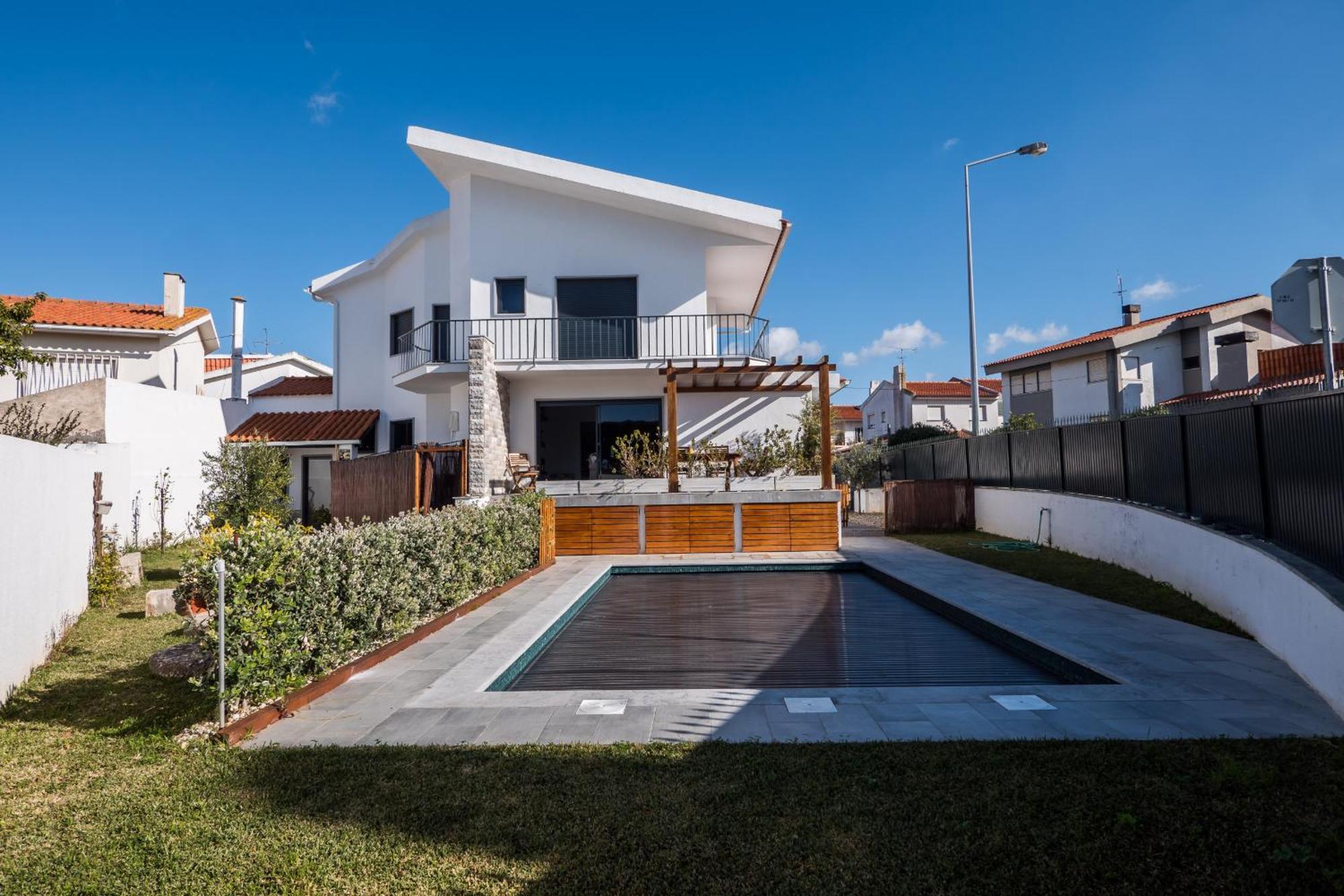 Villa Beguest Sun & Pool House Parede