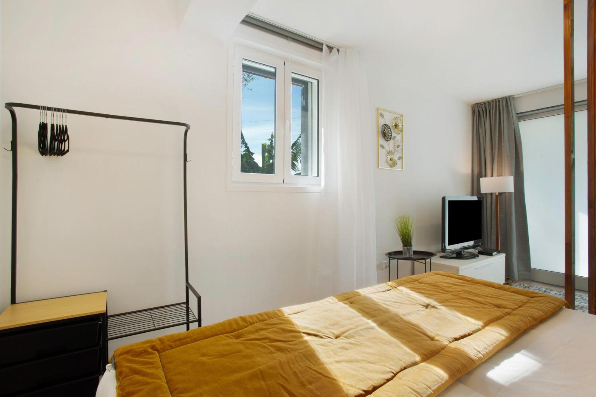 Capelos Apartment *