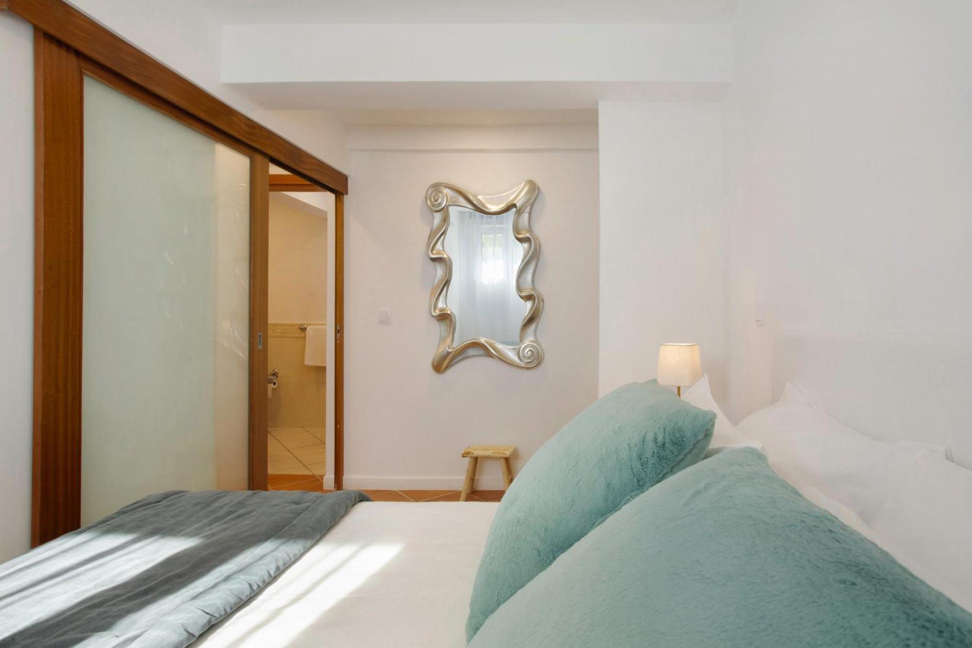 Capelos Apartment *