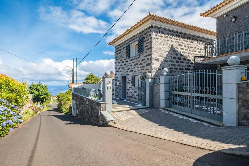 Casa Do Palheiro Ribeirinho * Porto Moniz