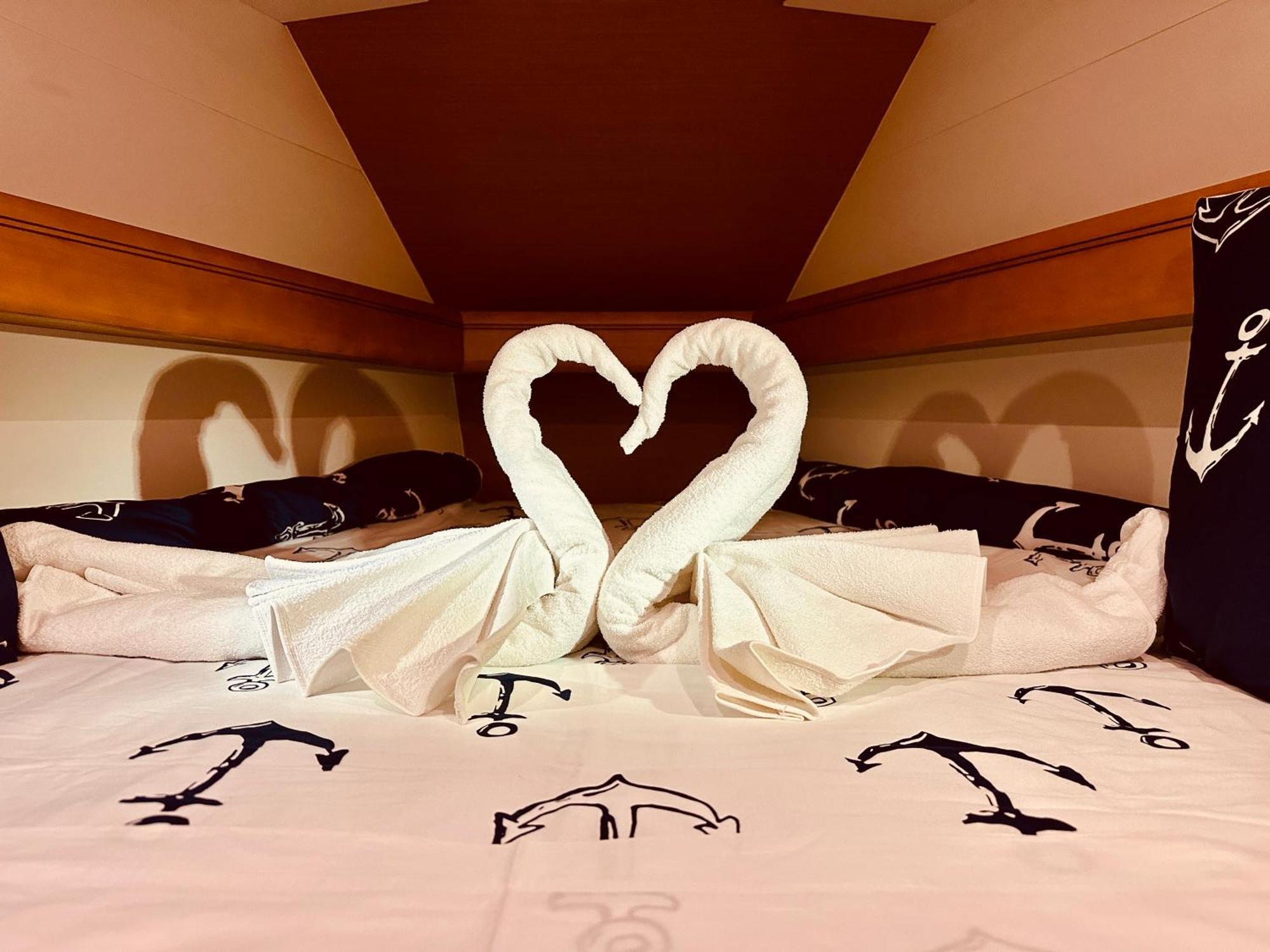 Sleep Aboard A Modern Sailboat In Botel Oeiras