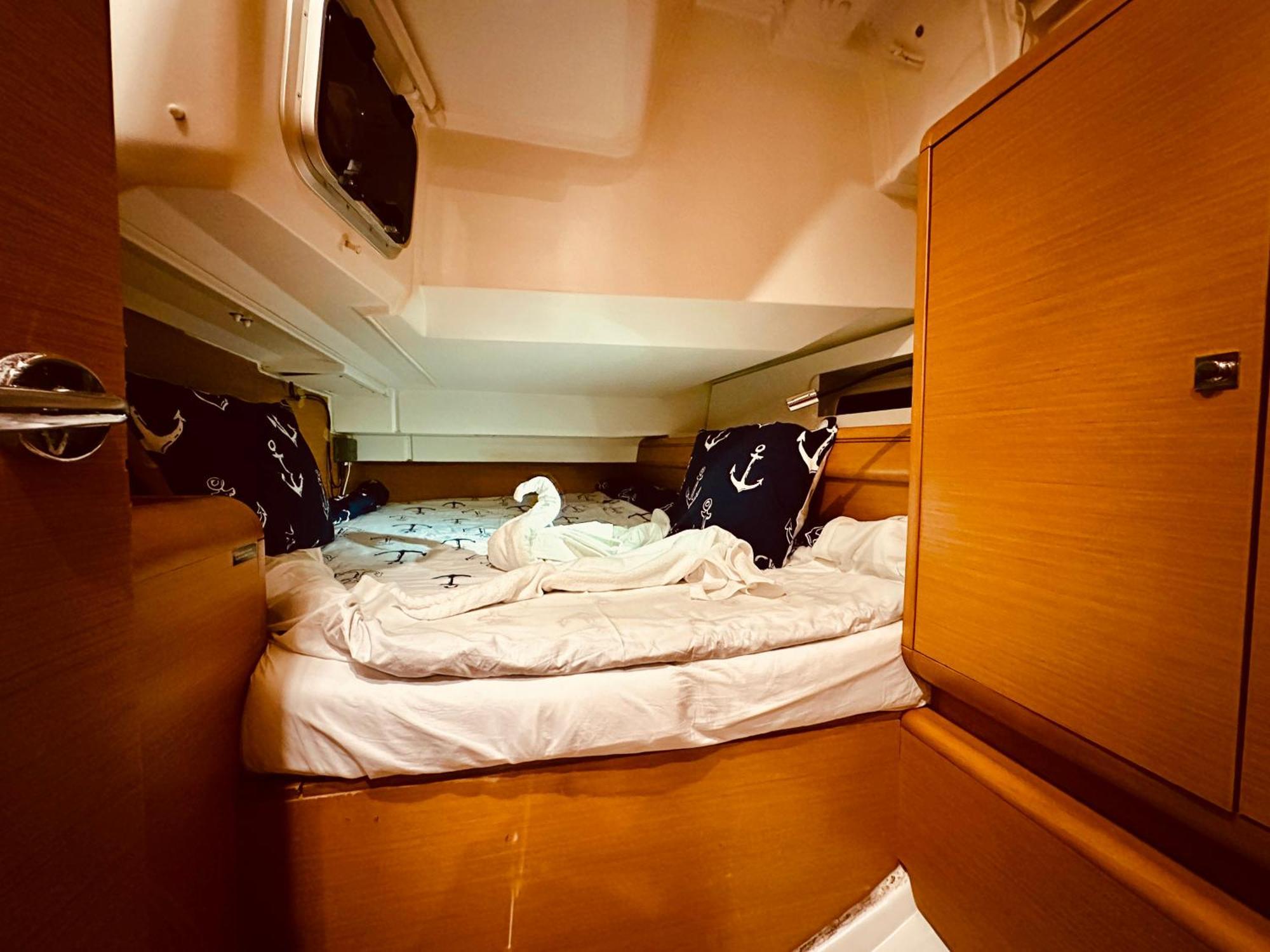 Botel Sleep Aboard A Modern Sailboat In *