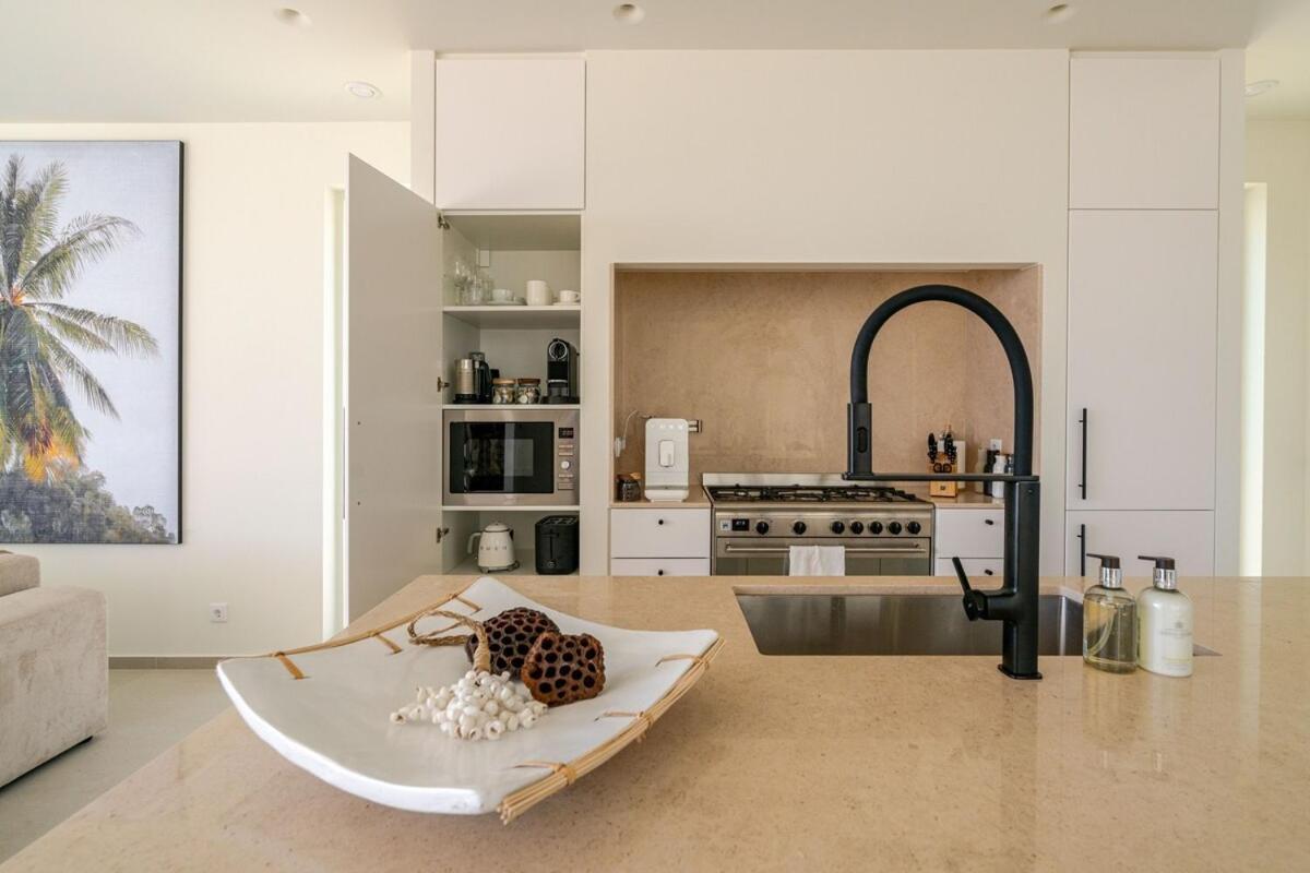 Modern Sea View Villa, Heated Pool,rooftop Jacuzzi Outdoor Kitchen 12min Faro Airport Holiday home *