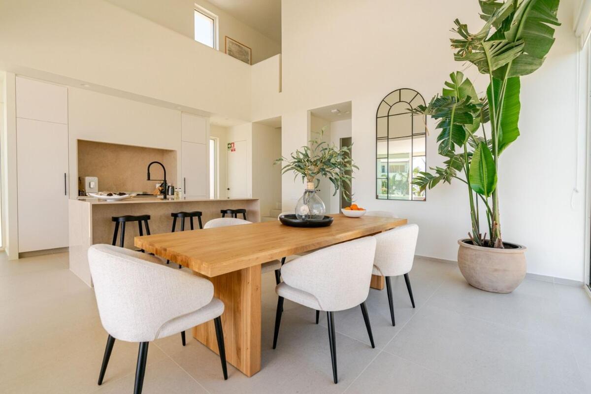 Modern Sea View Villa, Heated Pool,rooftop Jacuzzi Outdoor Kitchen 12min Faro Airport Holiday home Santa Barbara de Nexe