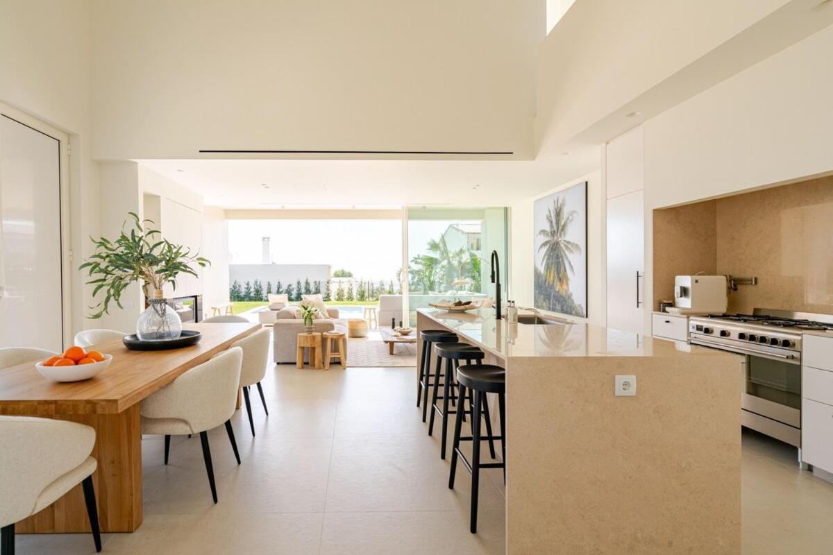 Modern Sea View Villa, Heated Pool,rooftop Jacuzzi Outdoor Kitchen 12min Faro Airport * Santa Barbara de Nexe