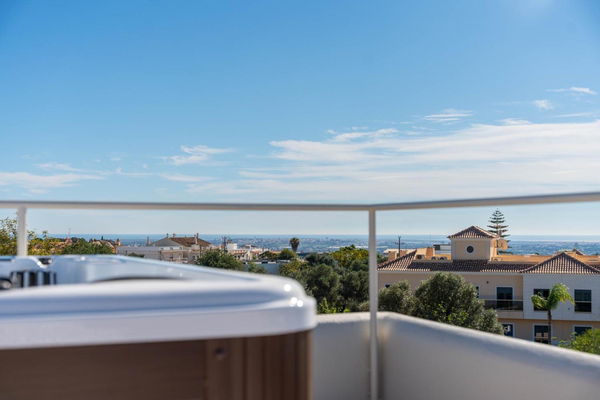 Holiday home Modern Sea View Villa, Heated Pool,rooftop Jacuzzi Outdoor Kitchen 12min Faro Airport Santa Barbara de Nexe