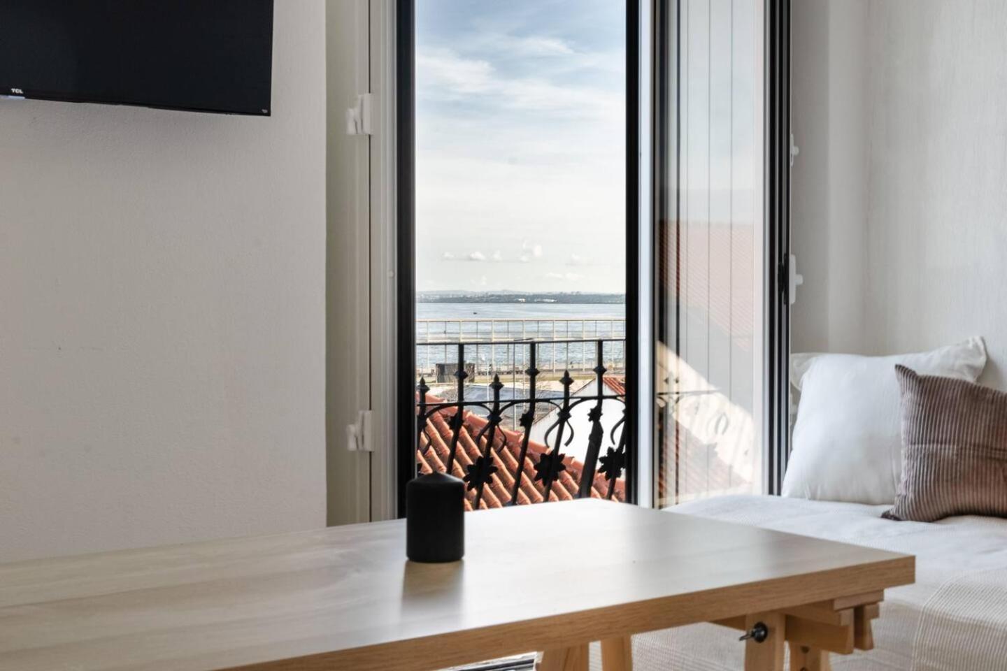 Spacious 5 Bedroom - River Views * Lisbon