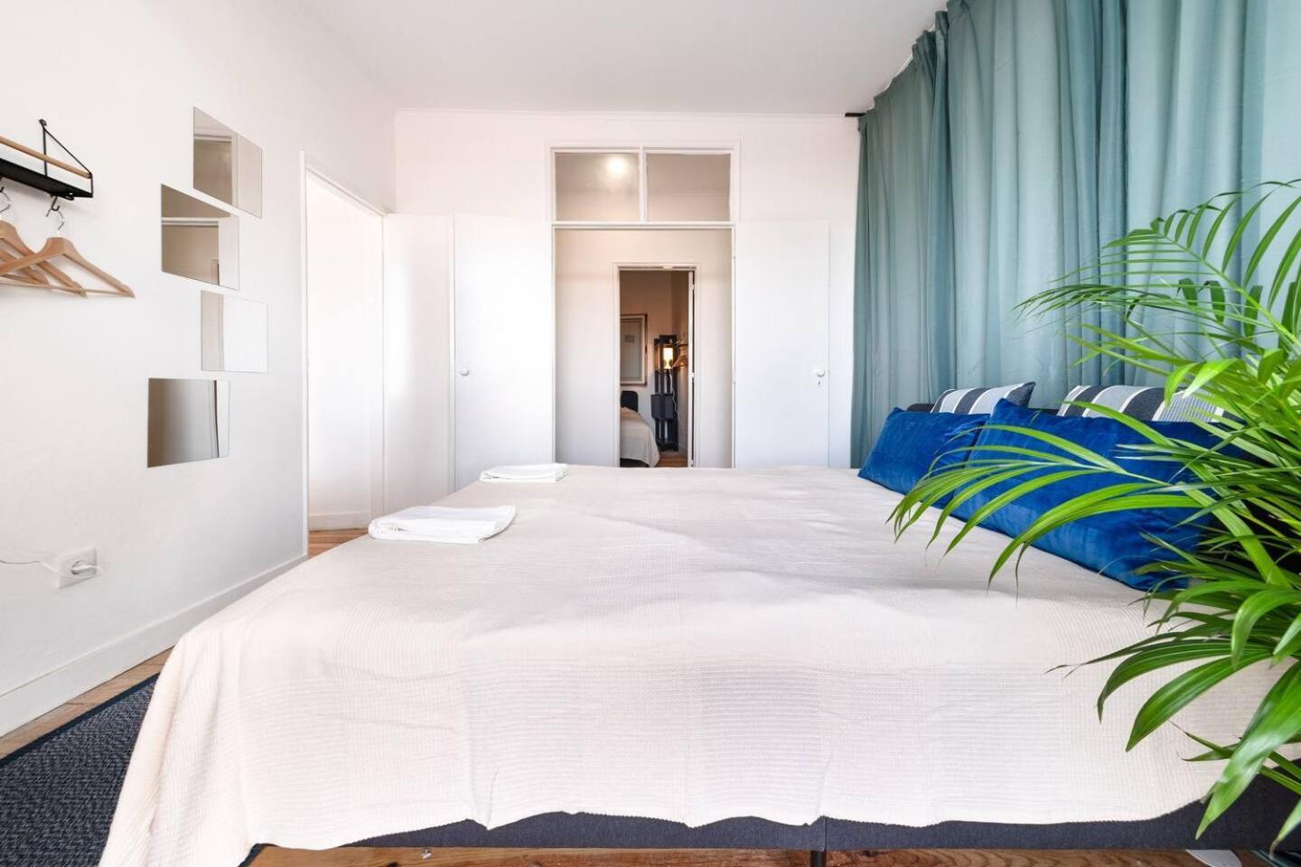 Spacious 5 Bedroom - River Views Lisbon