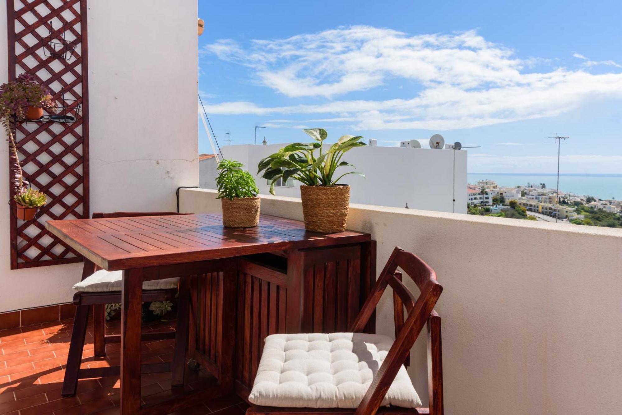 Hillside With Sea View & Fibre Internet Apartment