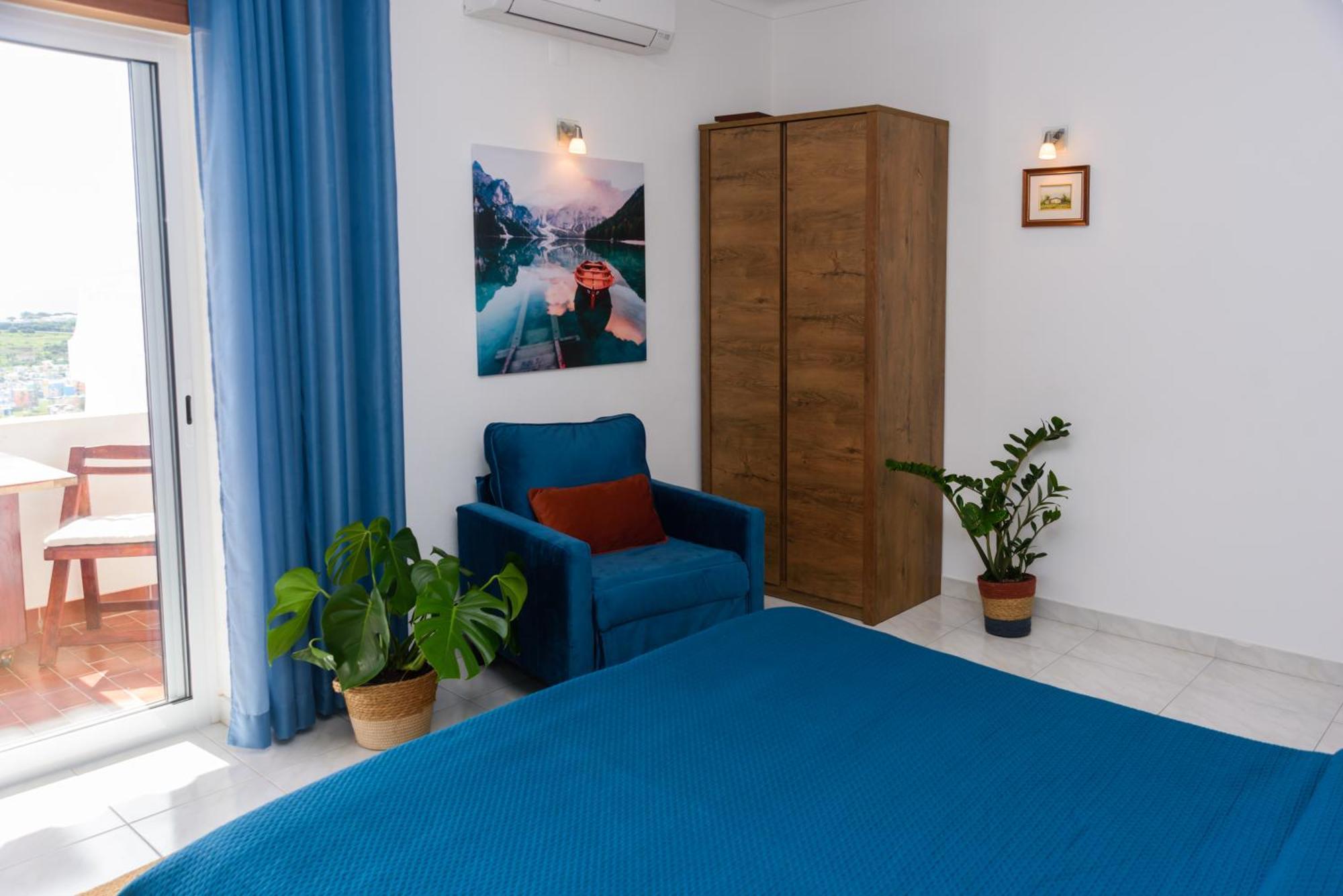 Hillside With Sea View & Fibre Internet