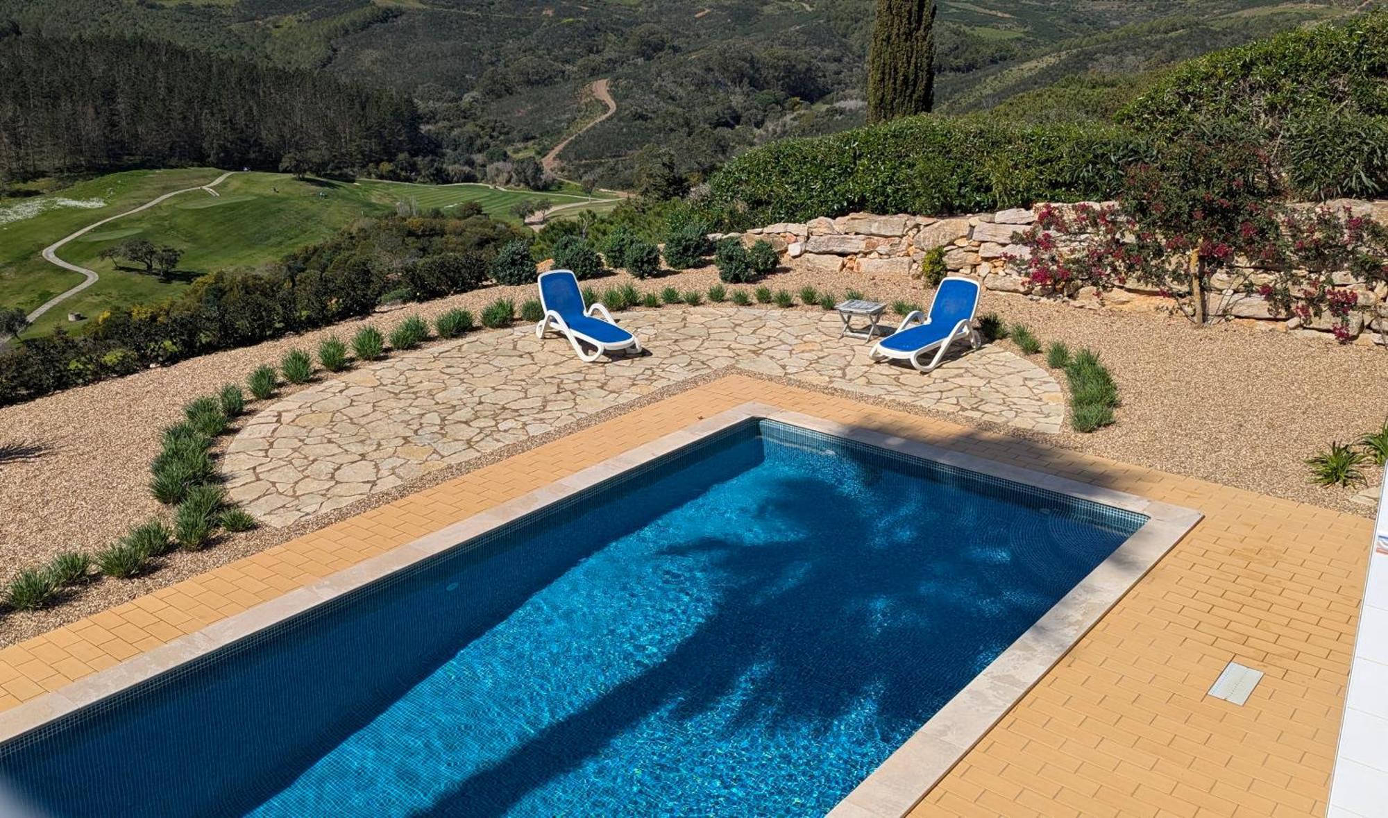 Stunning With Pool & View Near *