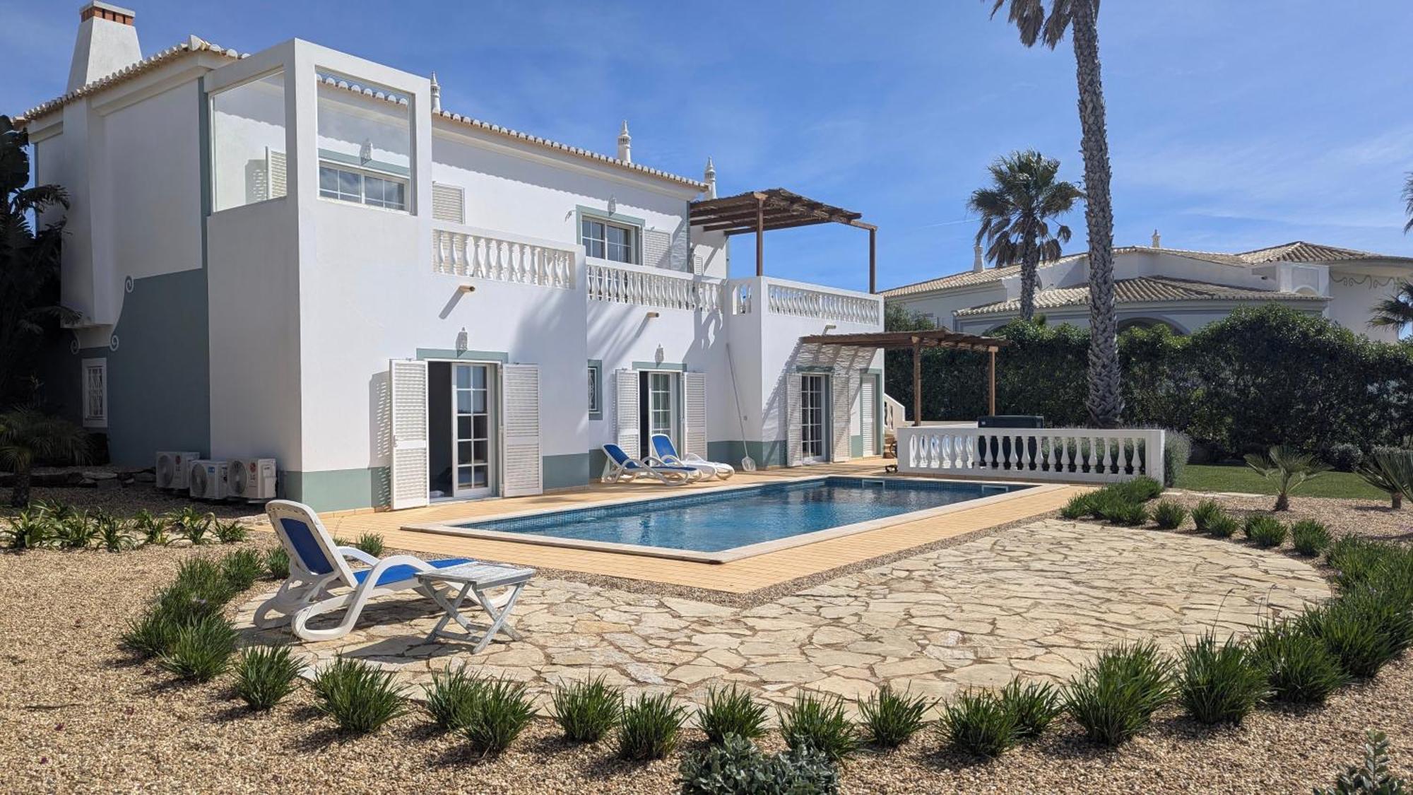 Stunning With Pool & View Near *