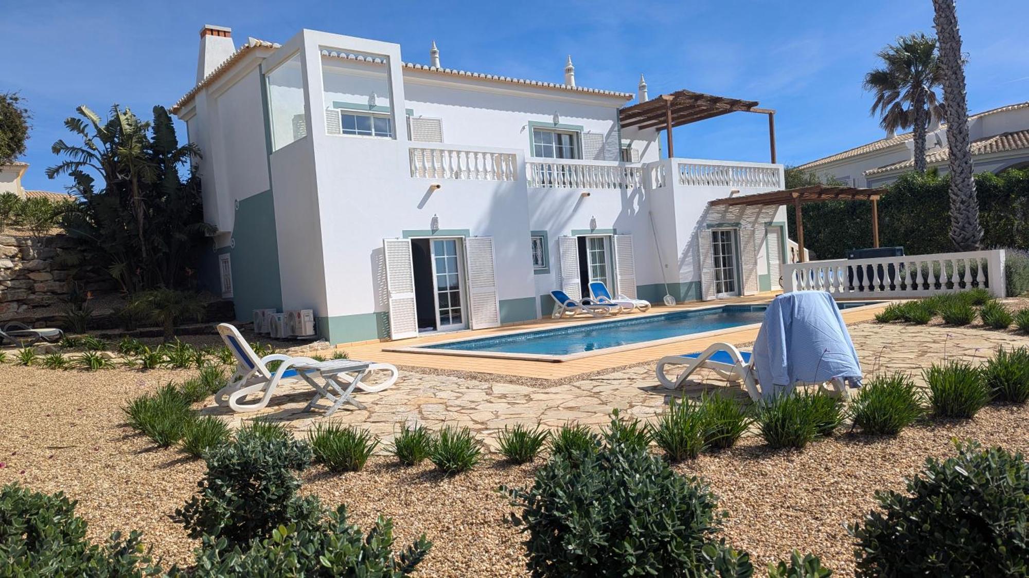 Stunning With Pool & View Near *
