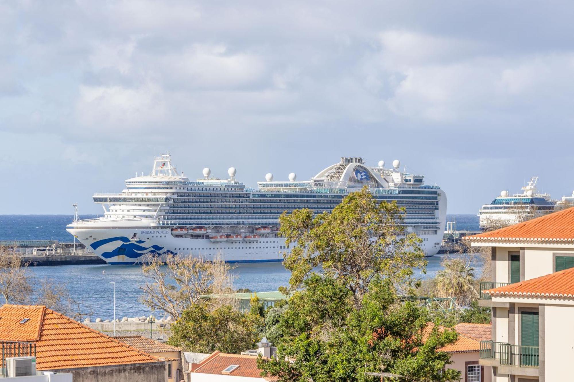 With Stunning Harbor View And Air Conditioning Unit