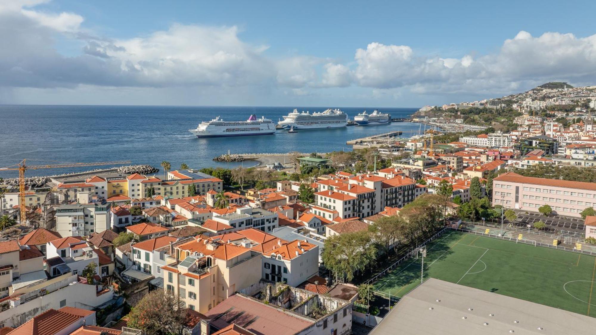 With Stunning Harbor View And Air Conditioning Unit