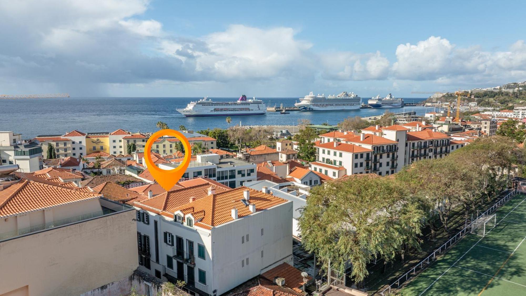 With Stunning Harbor View And Air Conditioning Unit Apartment *
