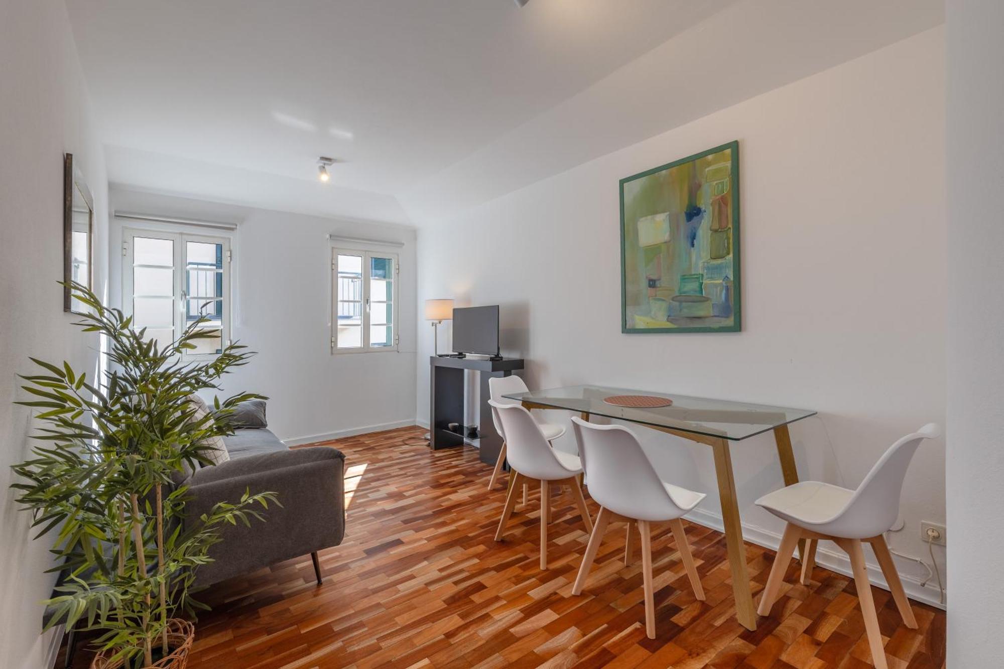 Apartment With Stunning Harbor View And Air Conditioning Unit *