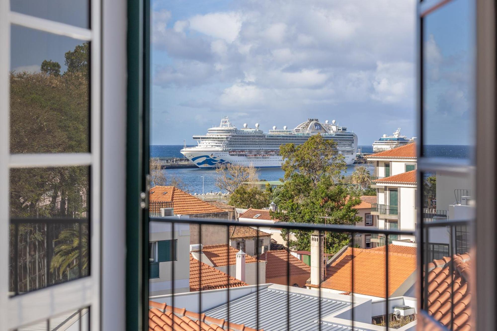 Apartment With Stunning Harbor View And Air Conditioning Unit *