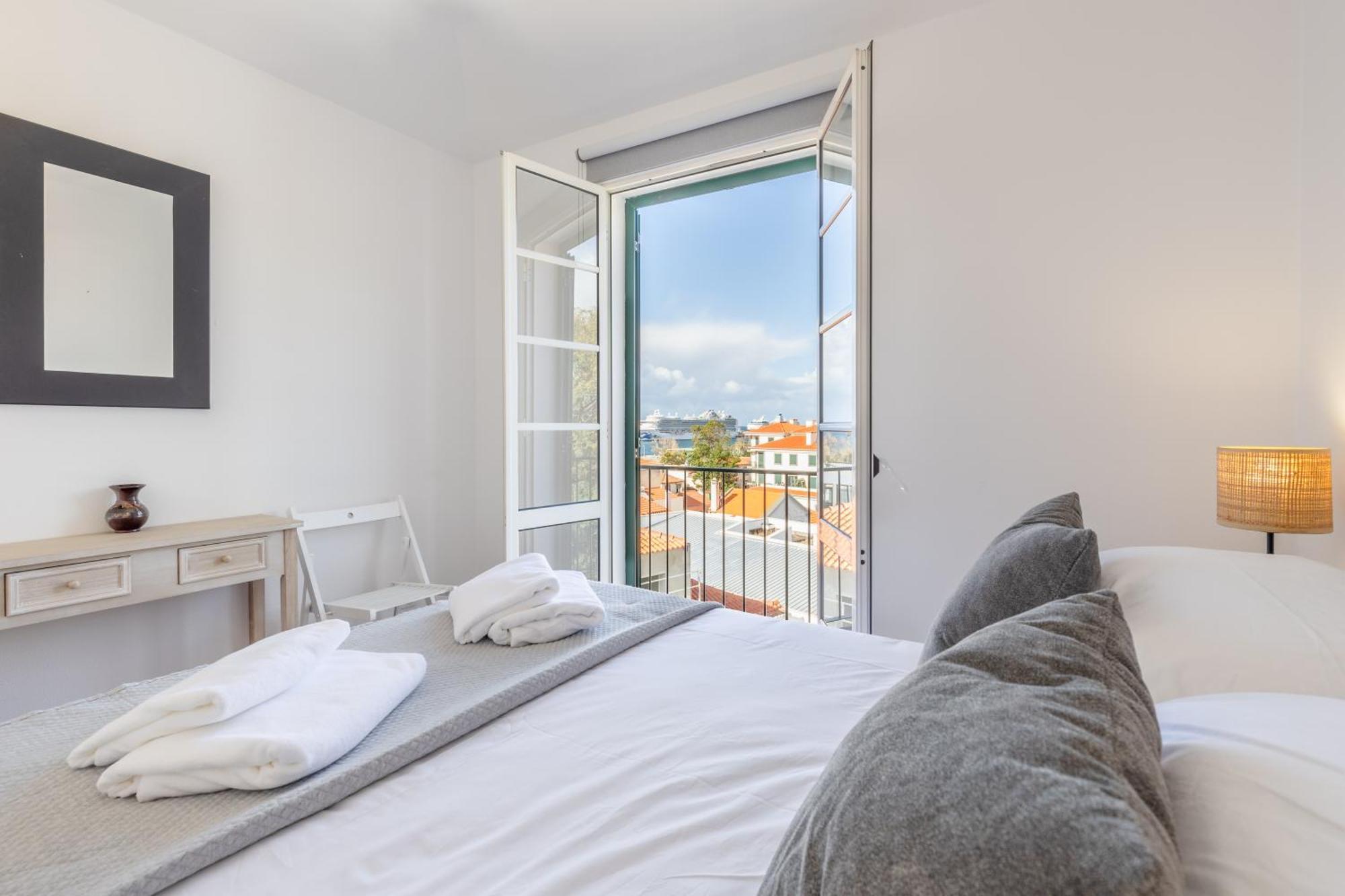 With Stunning Harbor View And Air Conditioning Unit *