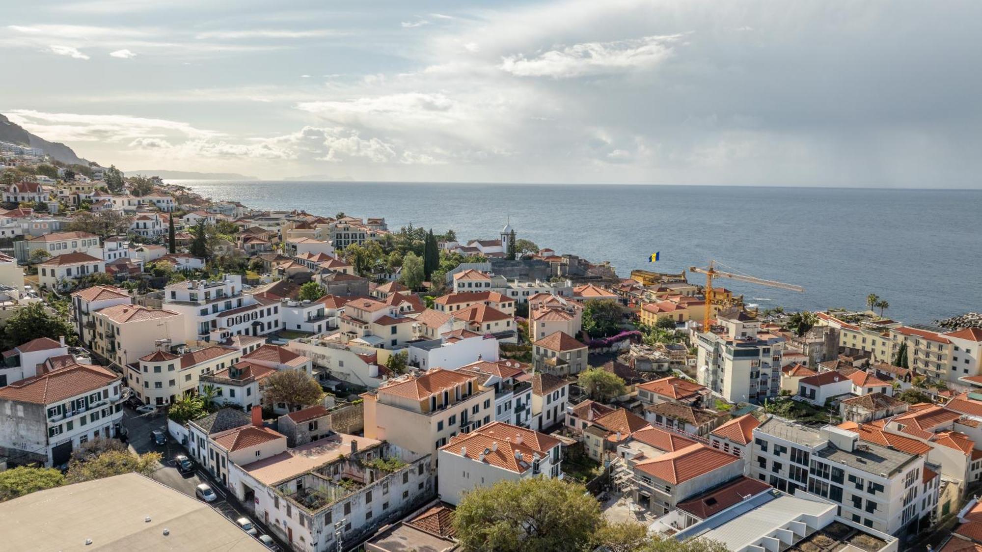 With Stunning Harbor View And Air Conditioning Unit Apartment