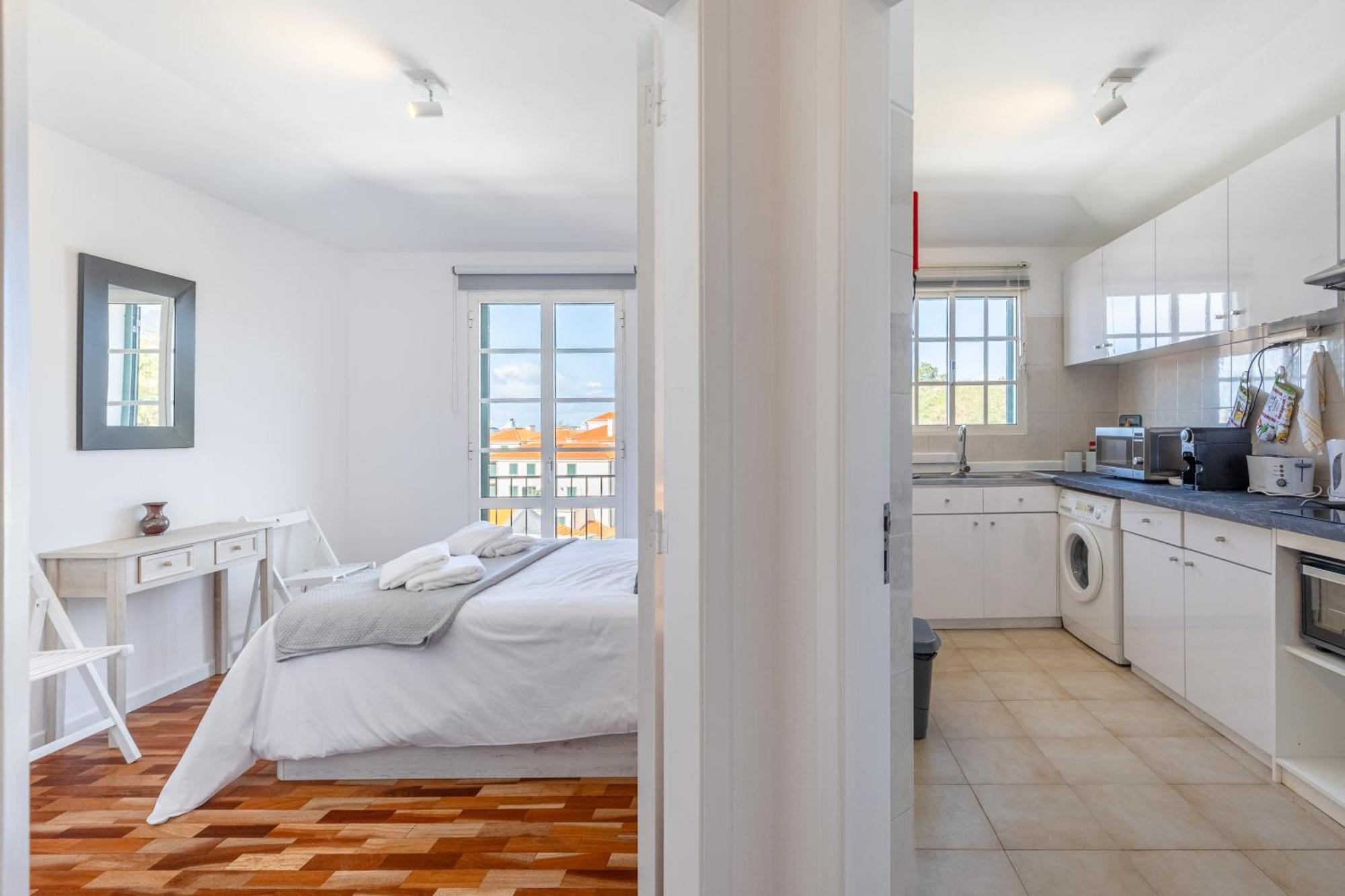 Apartment With Stunning Harbor View And Air Conditioning Unit *