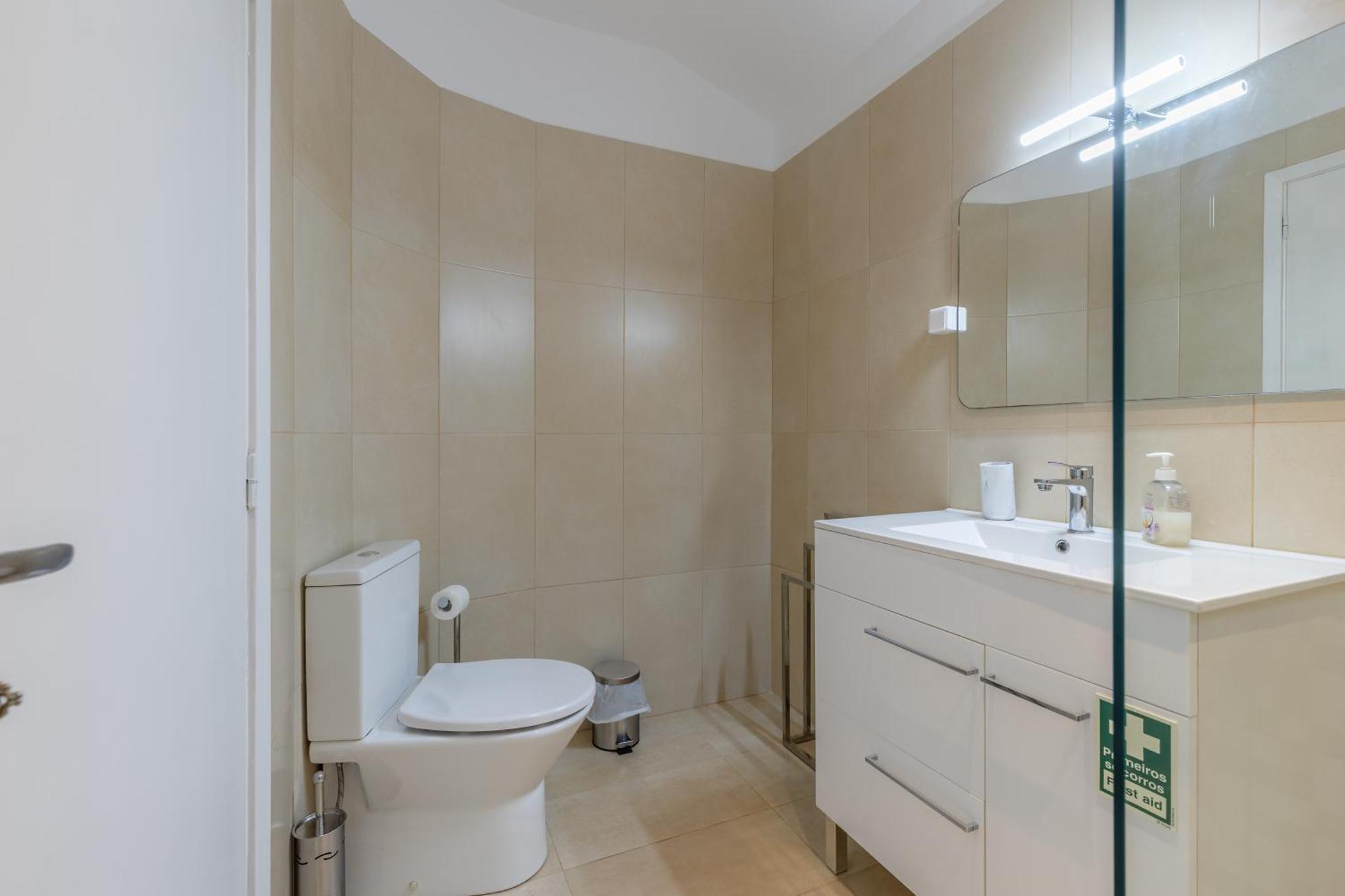 With Stunning Harbor View And Air Conditioning Unit Apartment *