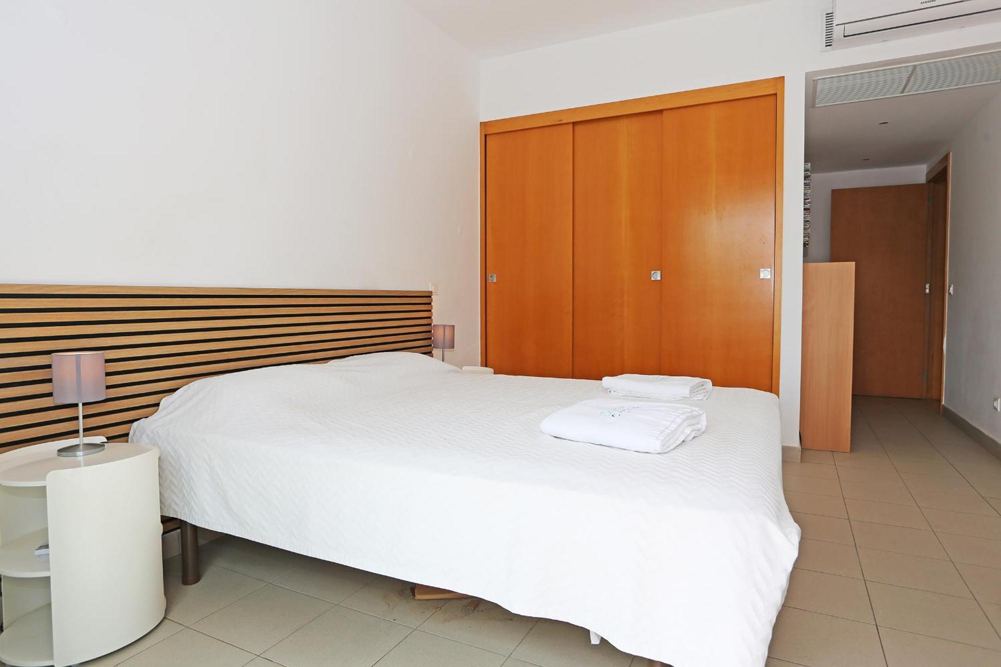 B06 - Top-floor Marina 2 Bed