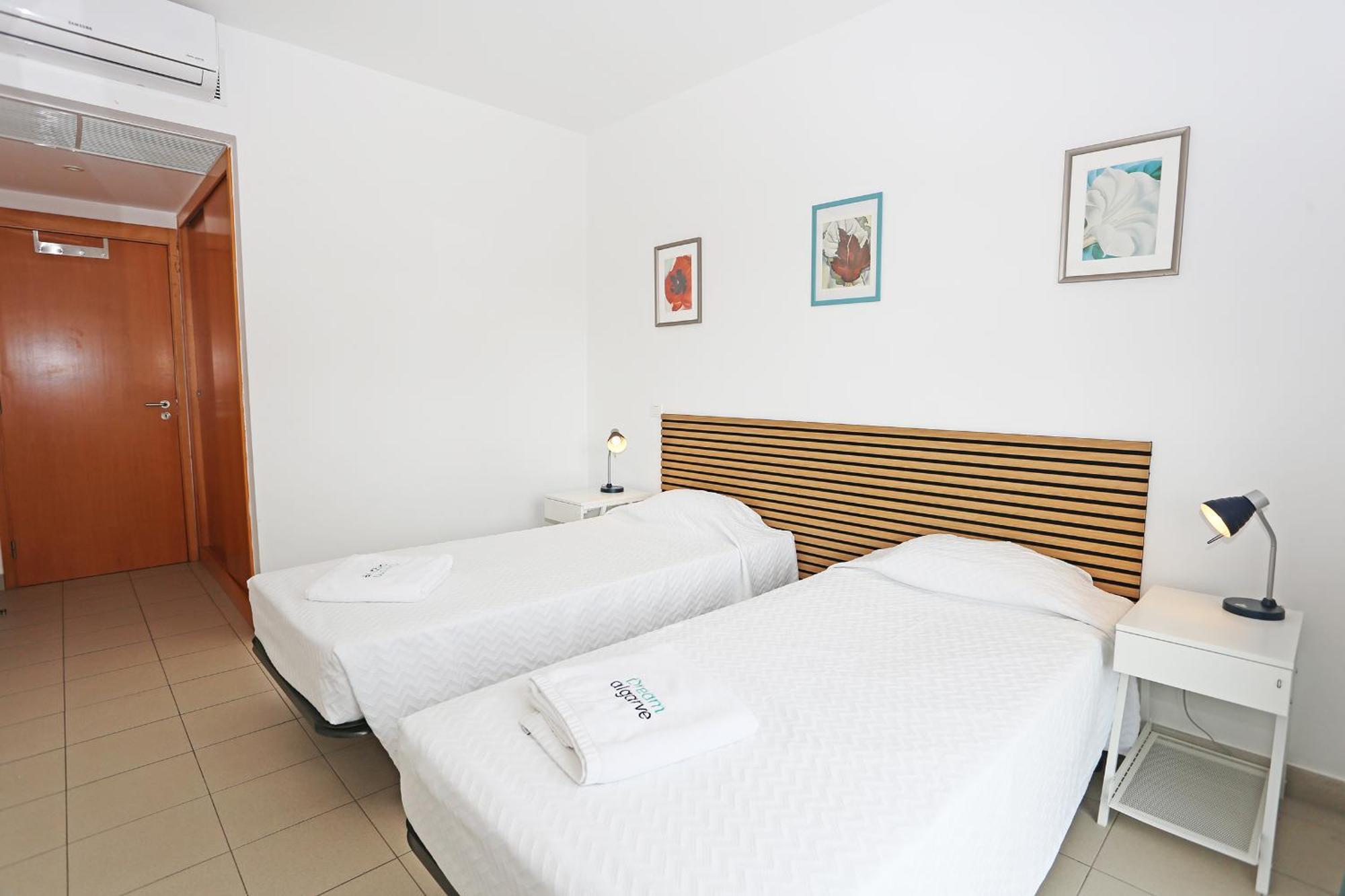 B06 - Top-floor Marina Club 2 Bed Apartment. Appartement