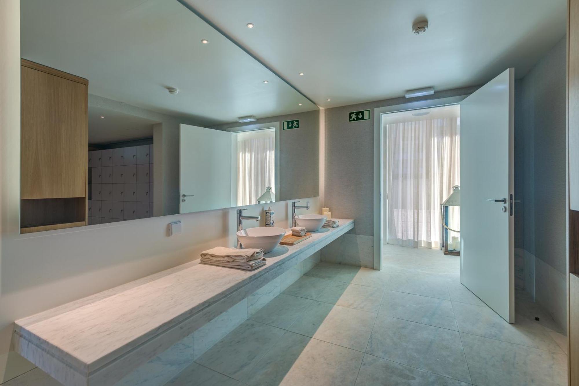 Bayline - Heated Indoor Swimming Pool - - By Bedzy Apartamento *
