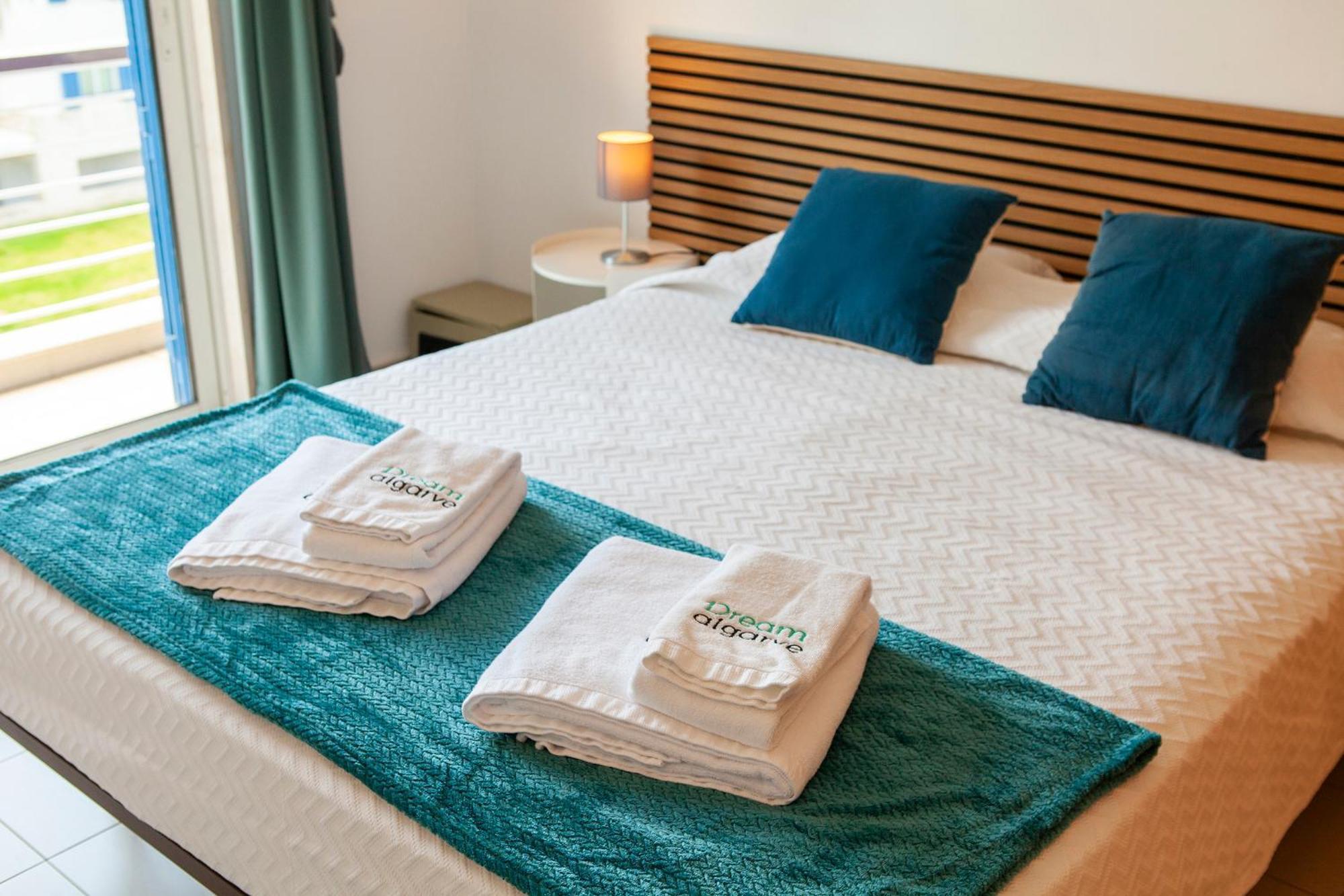 B06 - Top-floor Marina Club 2 Bed Apartment. *