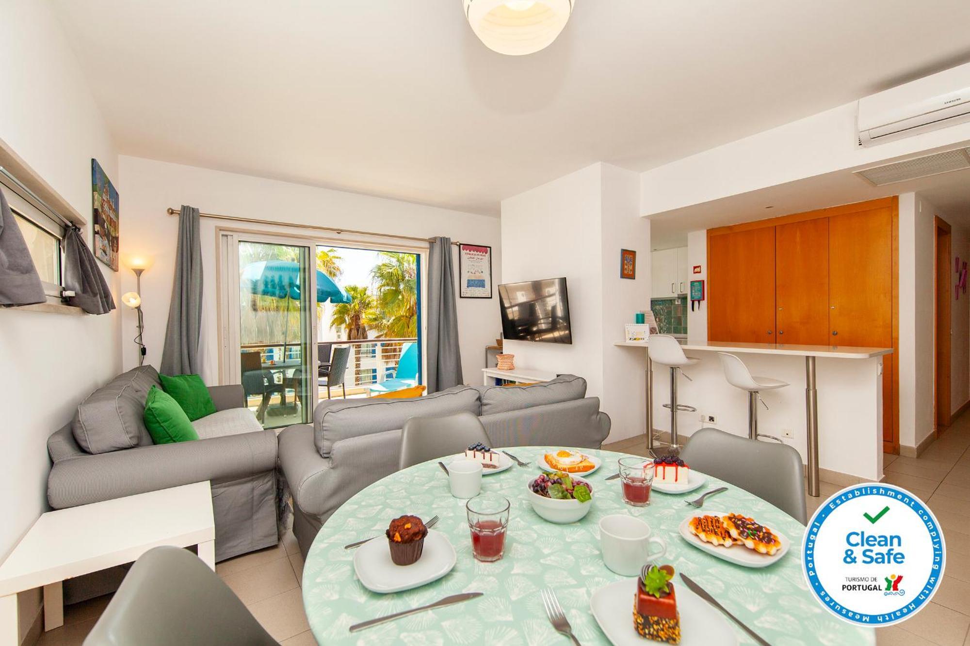 B06 - Top-floor Marina 2 Bed Apartment *