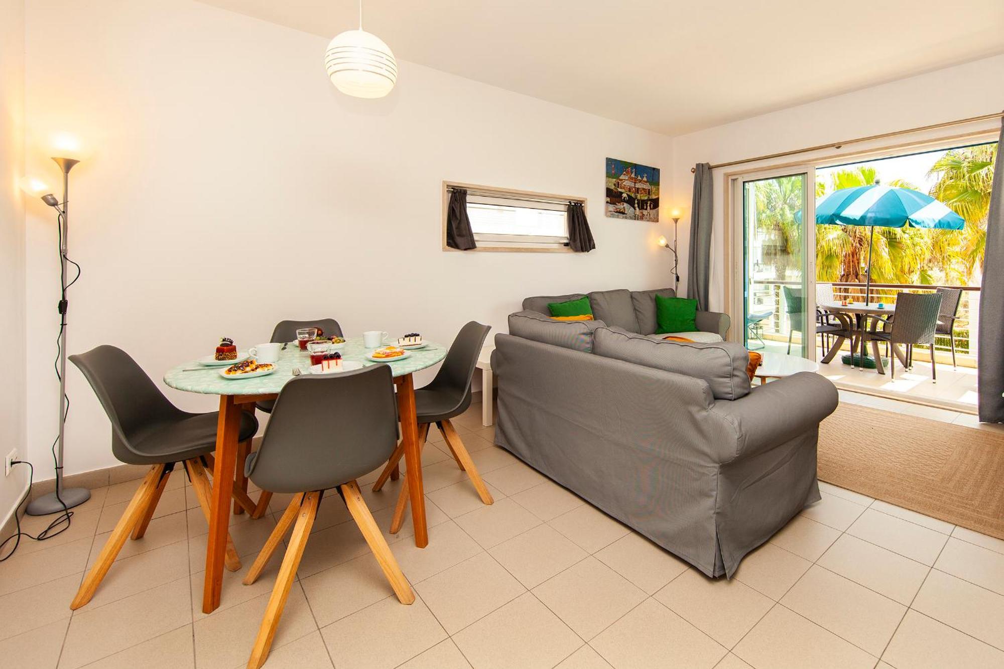 B06 - Top-floor Marina 2 Bed Apartment