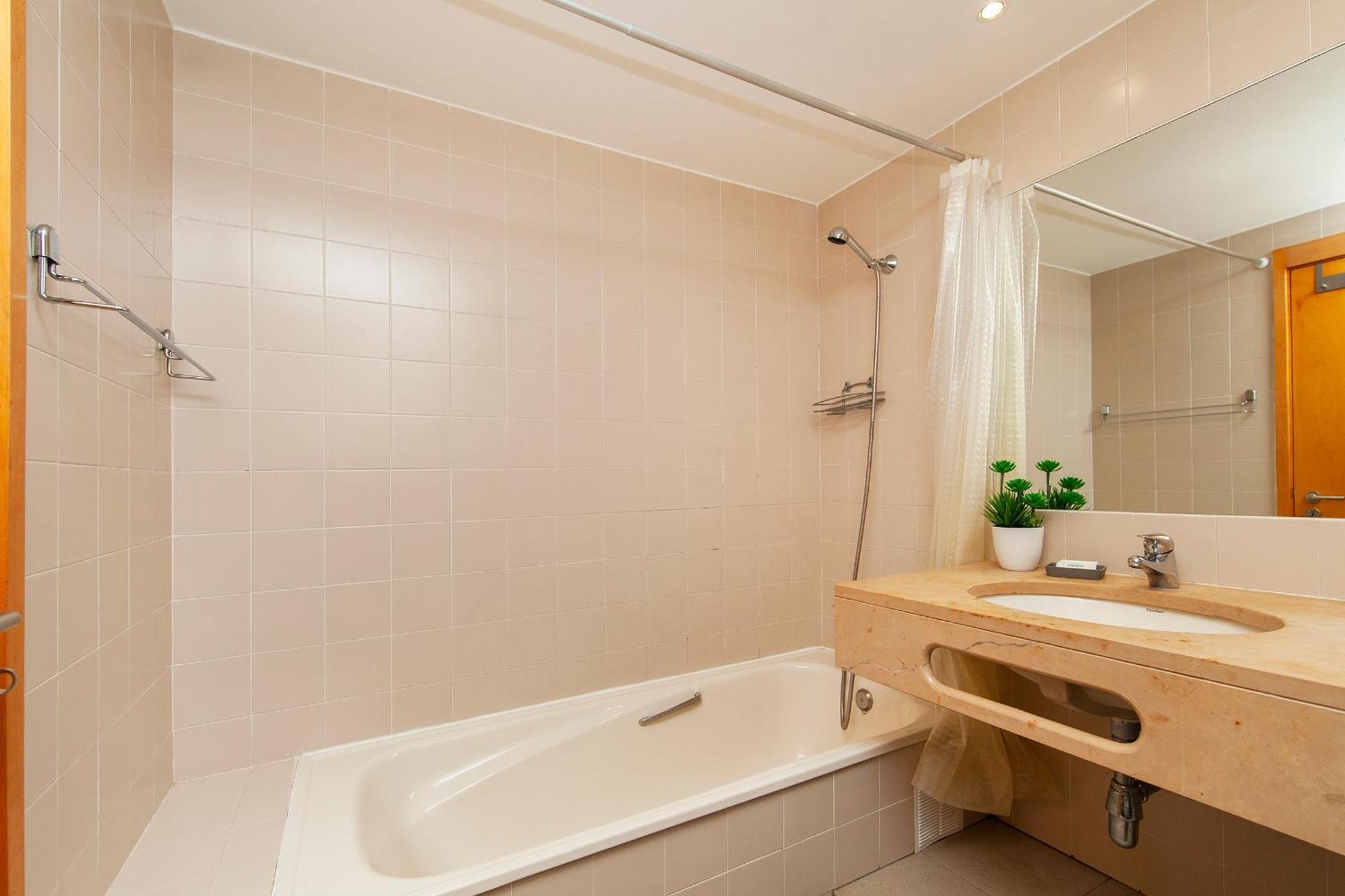 B06 - Top-floor Marina 2 Bed *